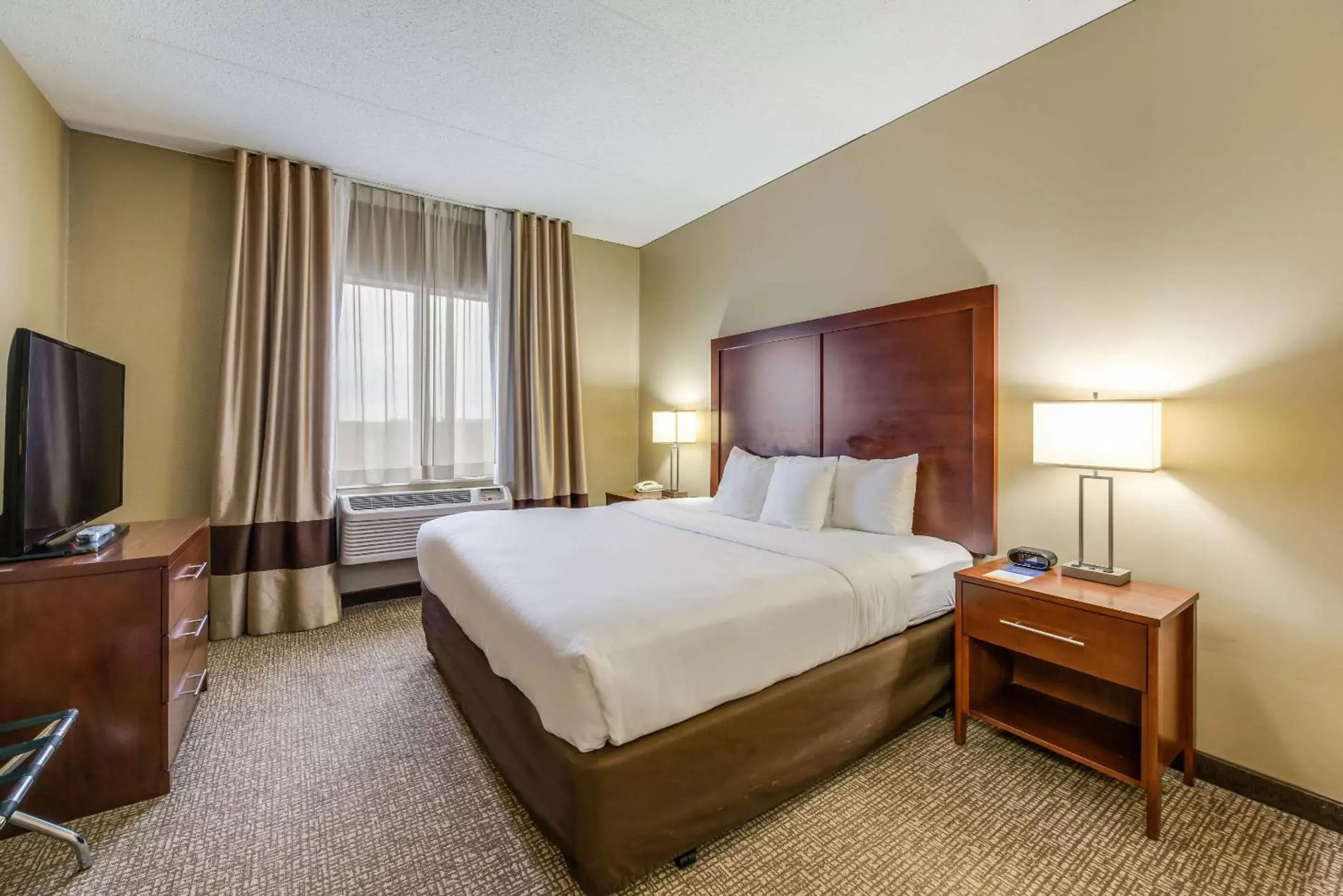 Photo of the whole room, Bed in Comfort Suites Chicago O'Hare Airport