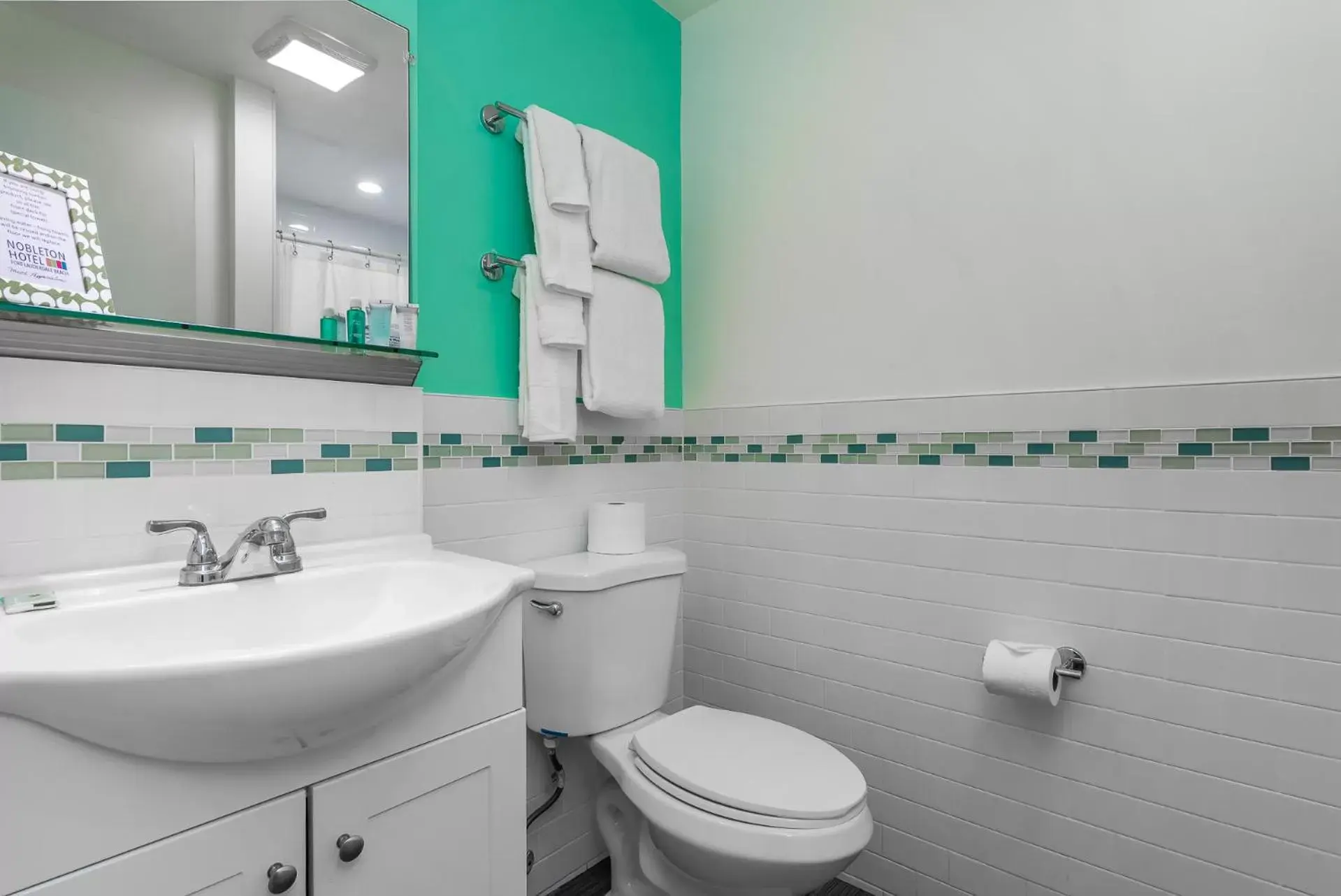 Toilet, Bathroom in Nobleton Hotel