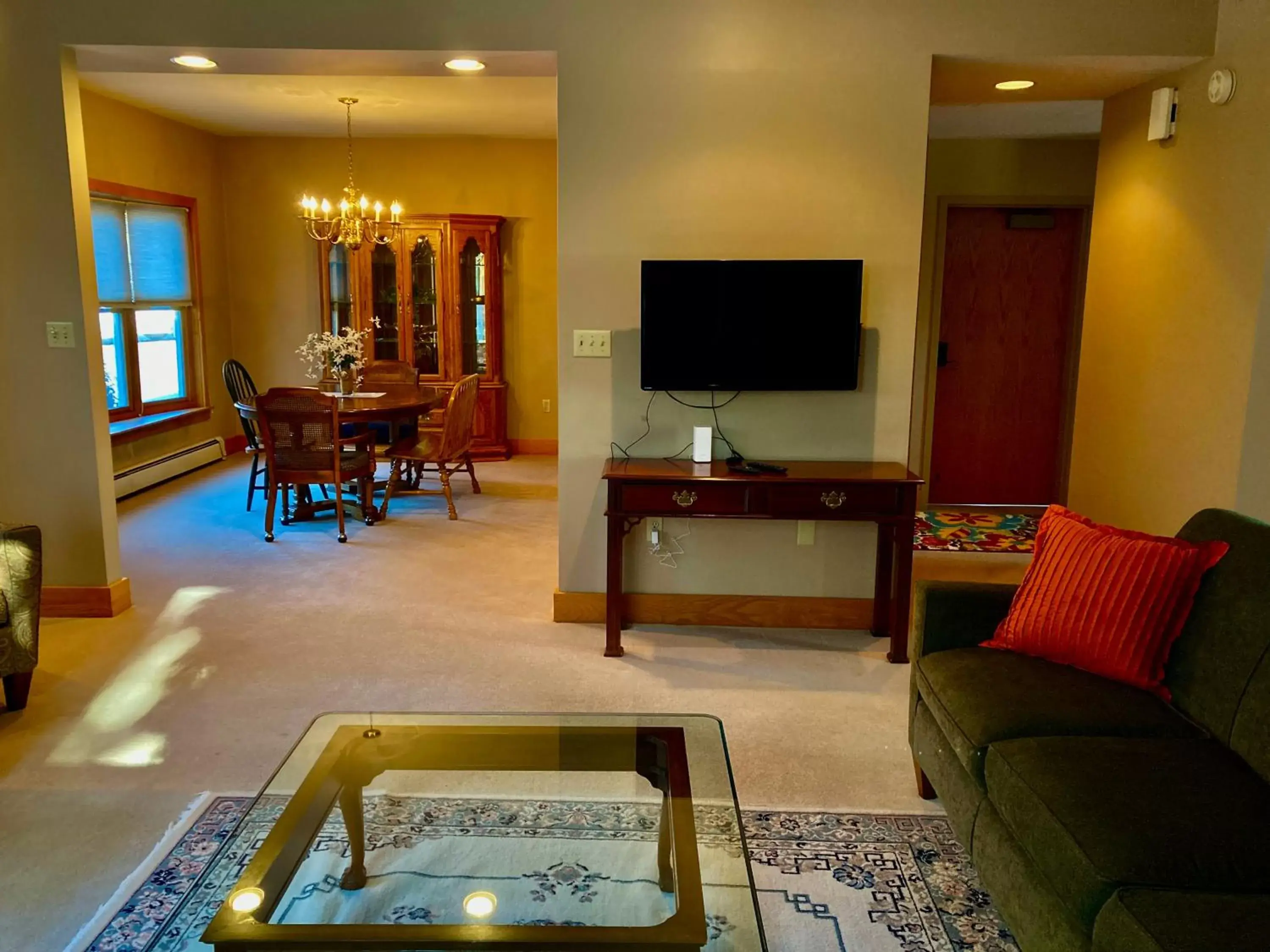 Dining area, TV/Entertainment Center in Garden Grove Retreat & Lodging near Pictured Rocks, Fayette, Trails