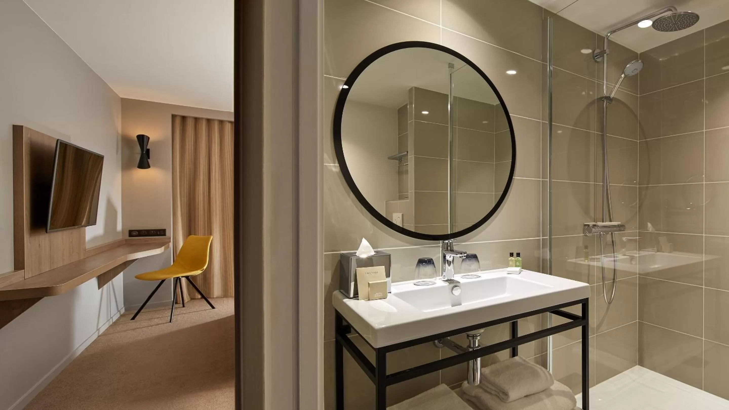 Shower in Auteuil Tour Eiffel