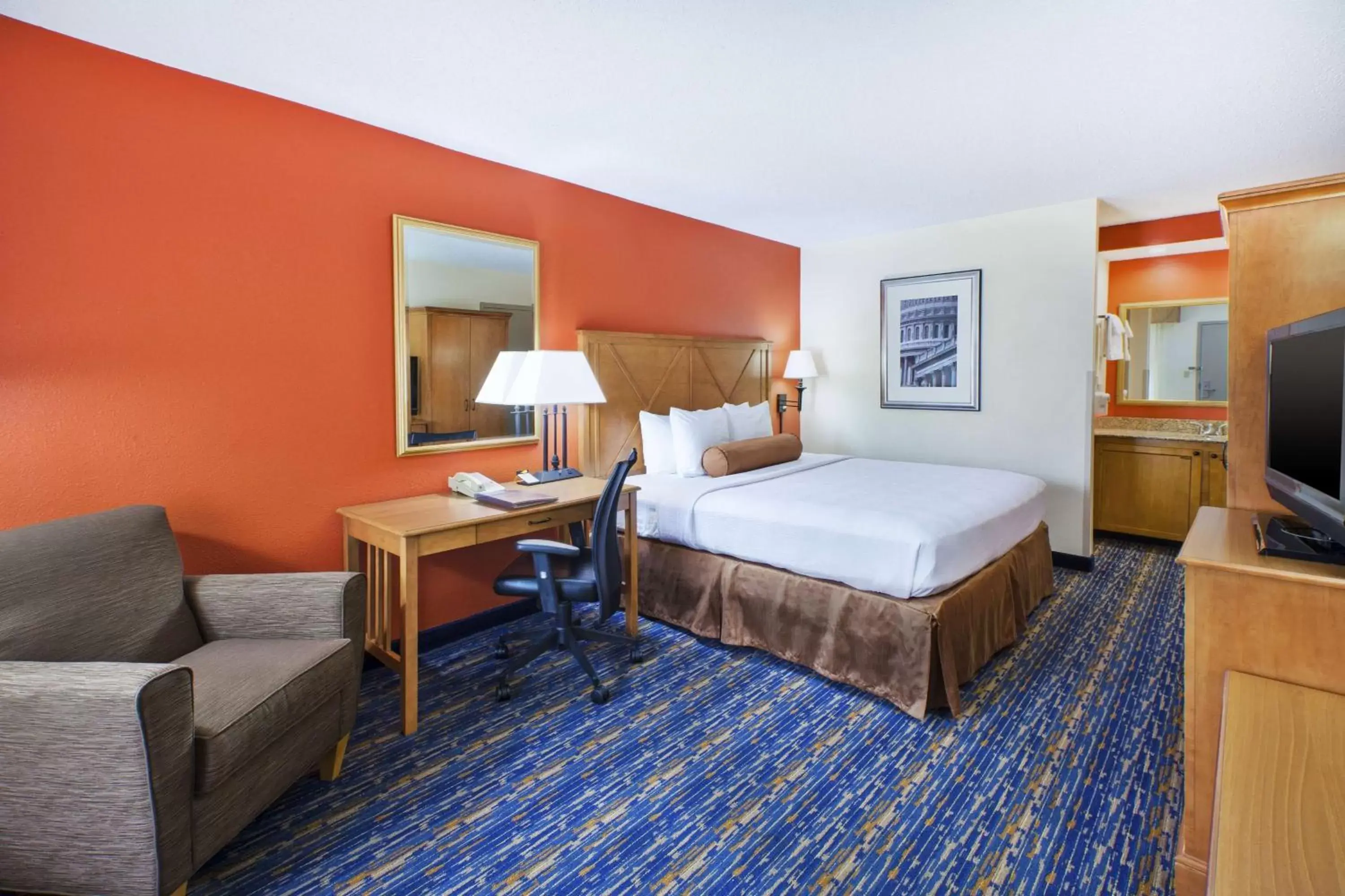 Photo of the whole room, Bed in Best Western Dulles Airport Inn