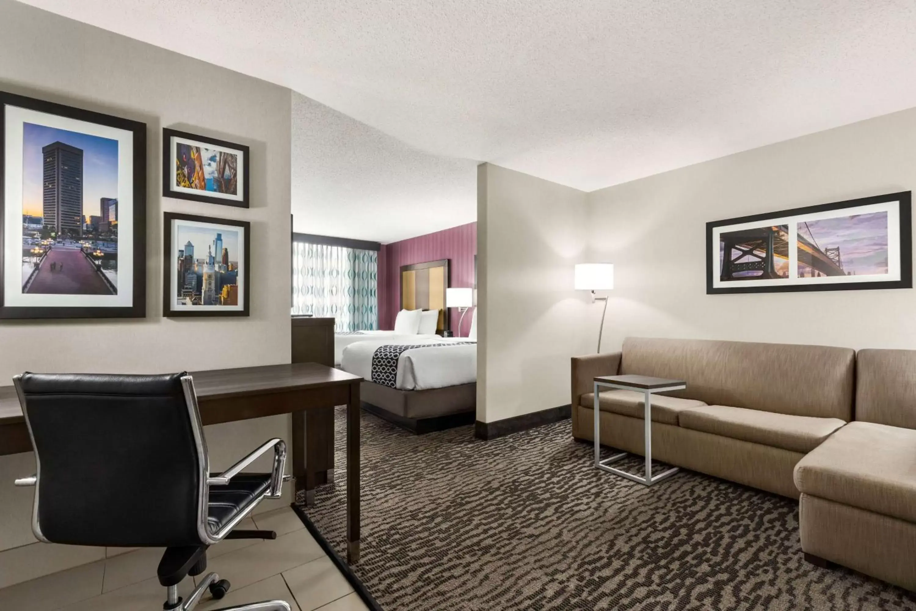 Bed, Seating Area in La Quinta by Wyndham Newark - Elkton