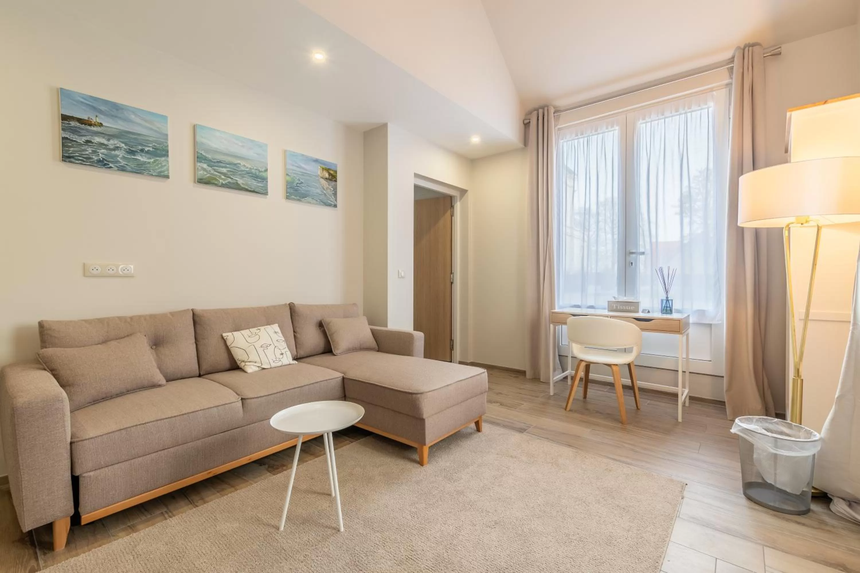 Night, Seating Area in Hôtel Échappée en Baie - Parking privé gratuit