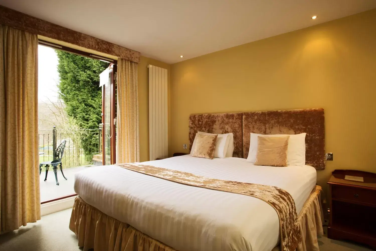 Bedroom, Bed in Best Western PLUS Grim's Dyke Hotel