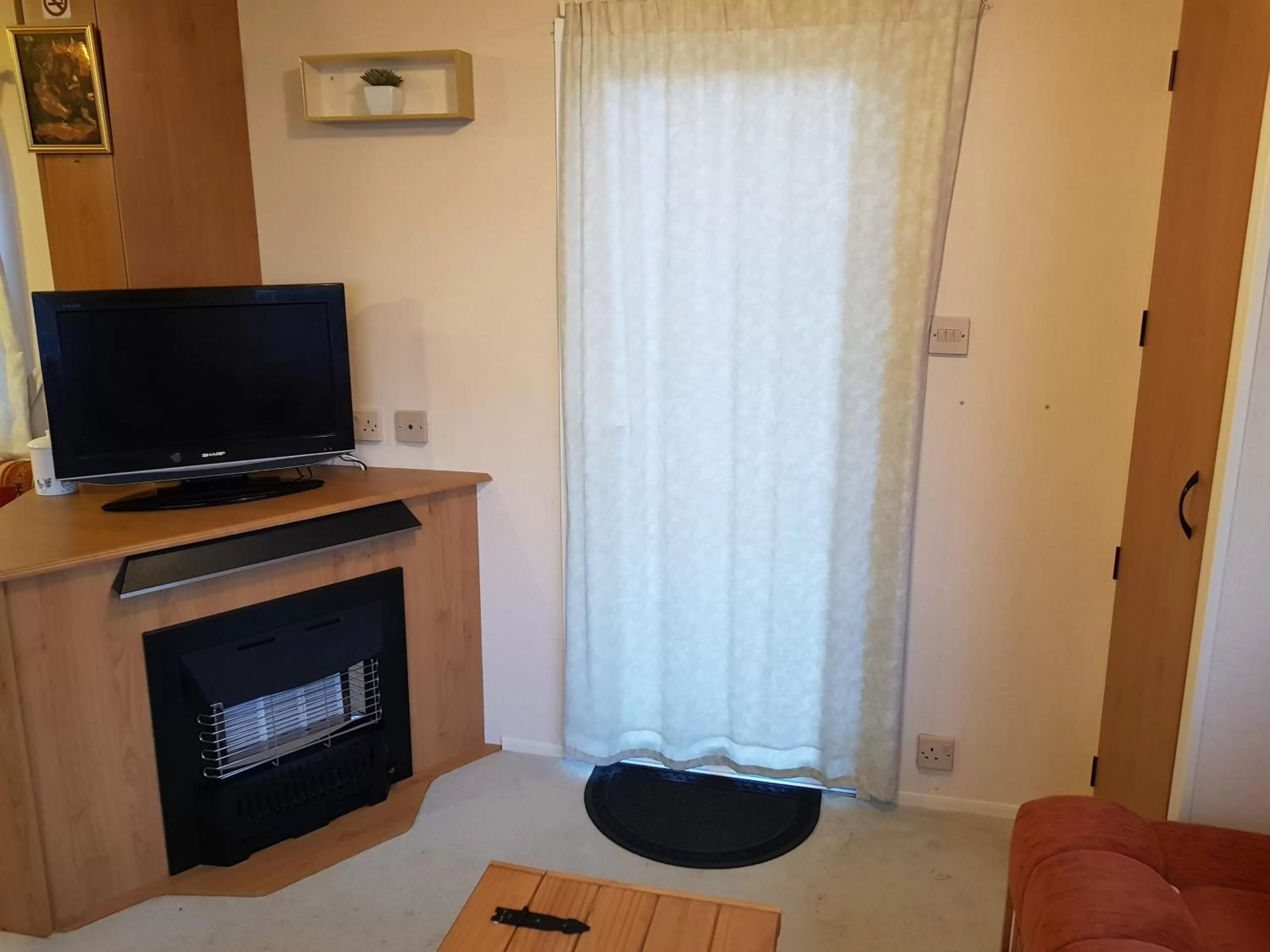 TV and multimedia in the jackdaw pub SELF CATERING STATIC CARAVAN free breakfast supplied