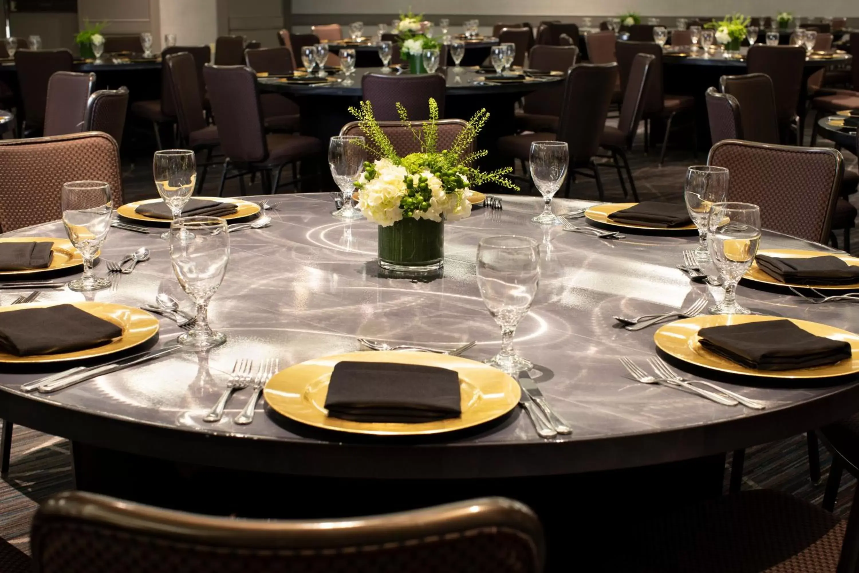 Meeting/conference room, Restaurant/Places to Eat in Crowne Plaza Hotel Atlanta Perimeter at Ravinia, an IHG Hotel