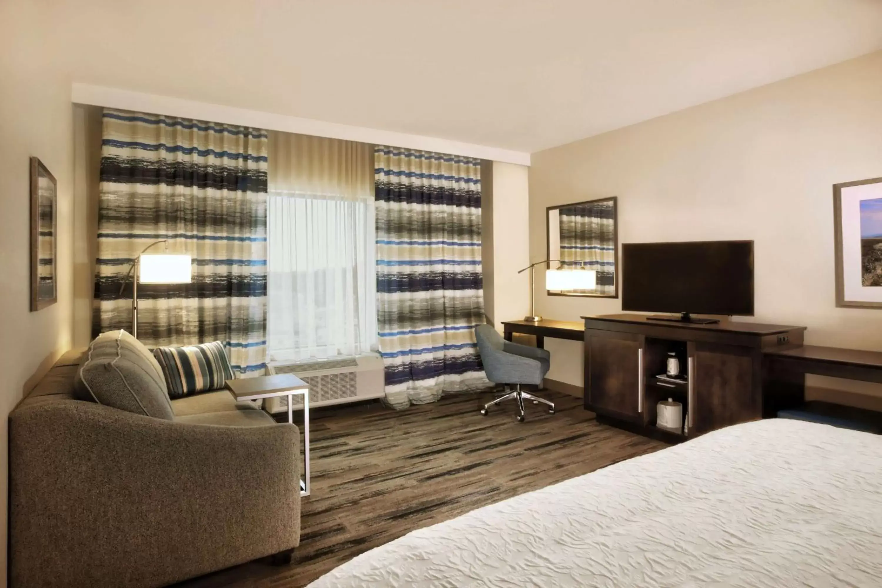 Bedroom, Seating Area in Hampton Inn & Suites By Hilton Baltimore/Aberdeen, Md