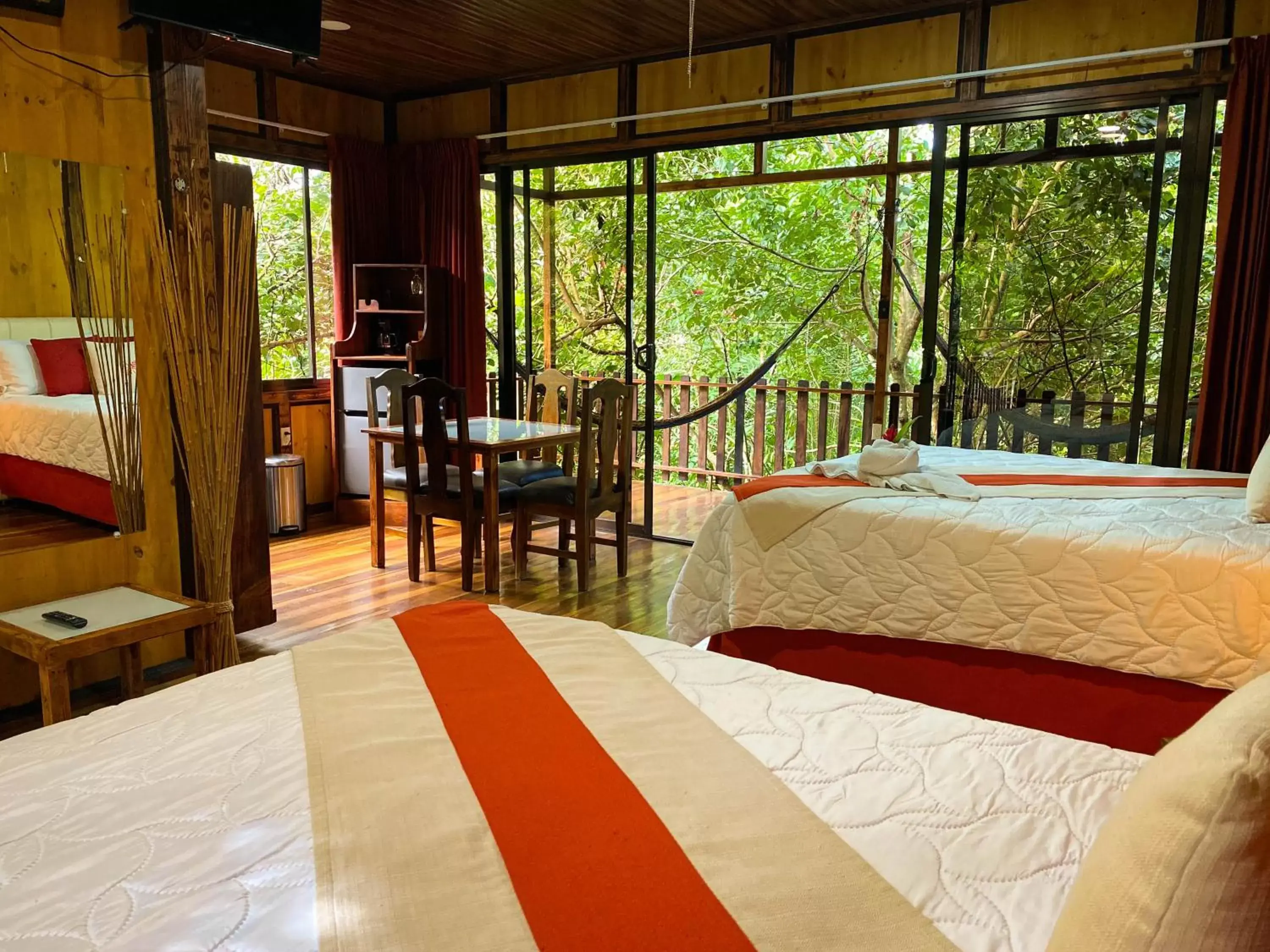 Bed in Hotel Heliconias Nature Inn & Hot Springs