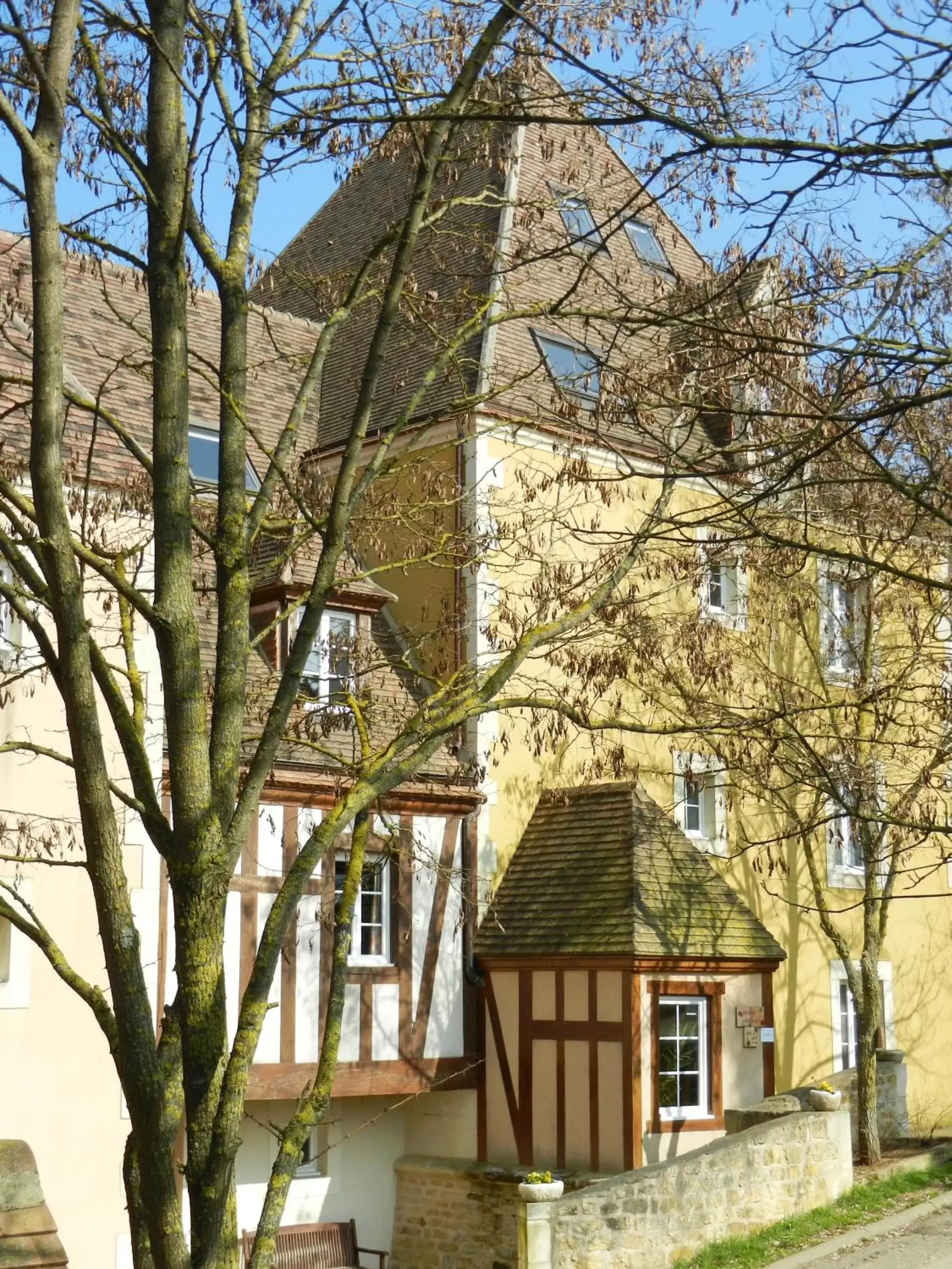 Facade/entrance, Property Building in Hôtel Résidence Normandy Country Club by Popinns