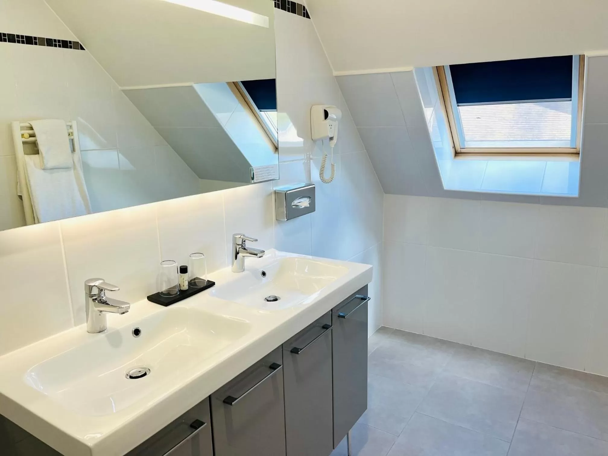 Bathroom in Hotel Le Cardinal Rueil Centre