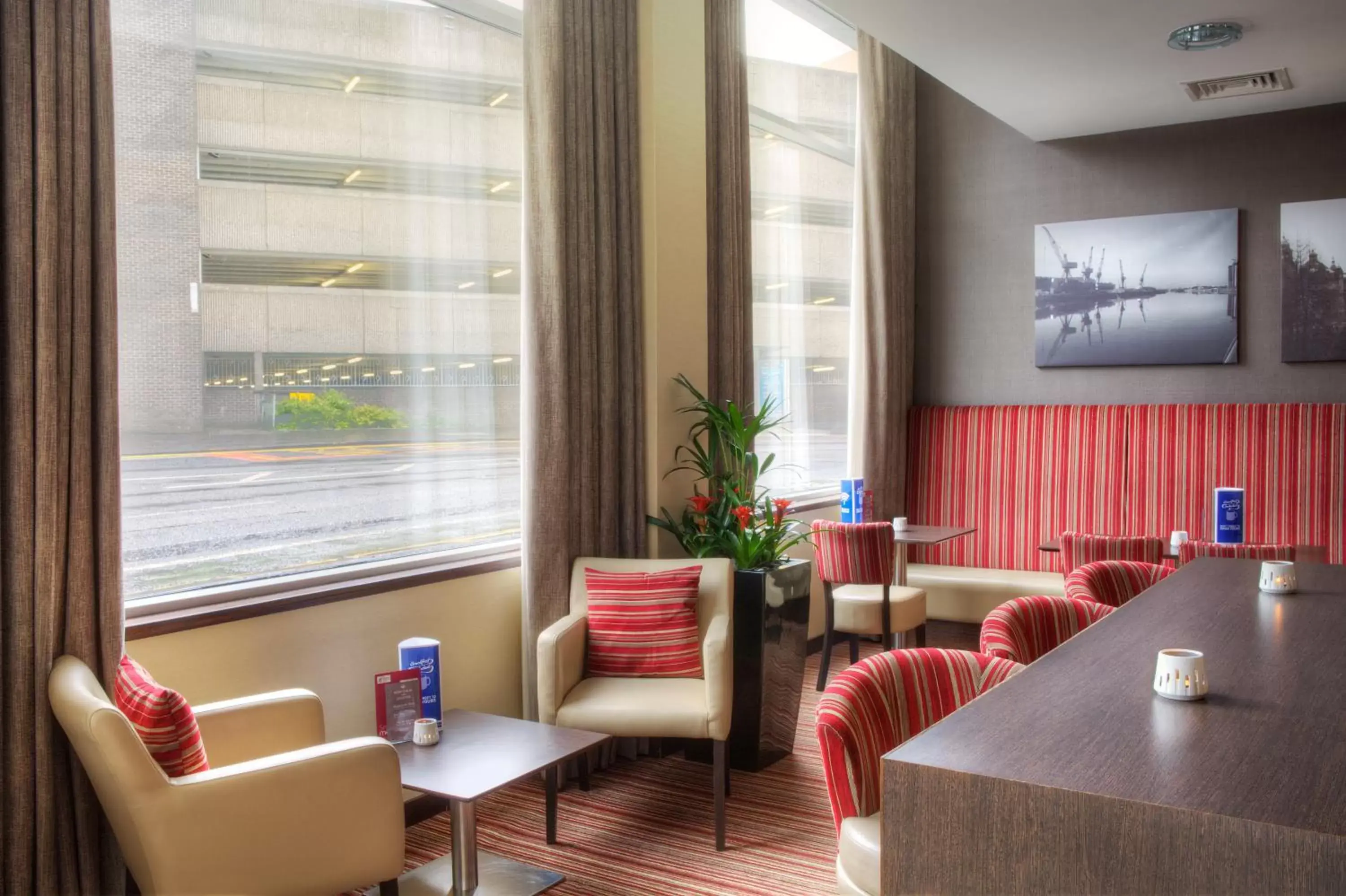 Lounge or bar in Holiday Inn Express - Glasgow - City Ctr Theatreland, an IHG Hotel