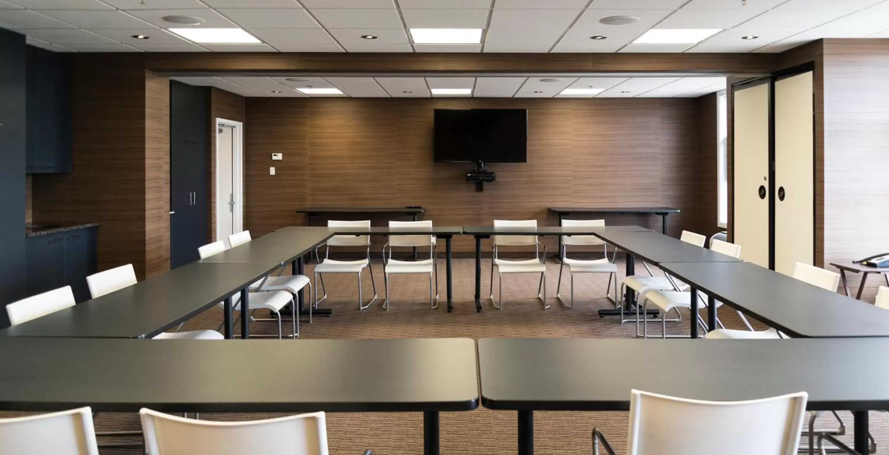 Meeting/conference room in Quality Inn Sept-Iles