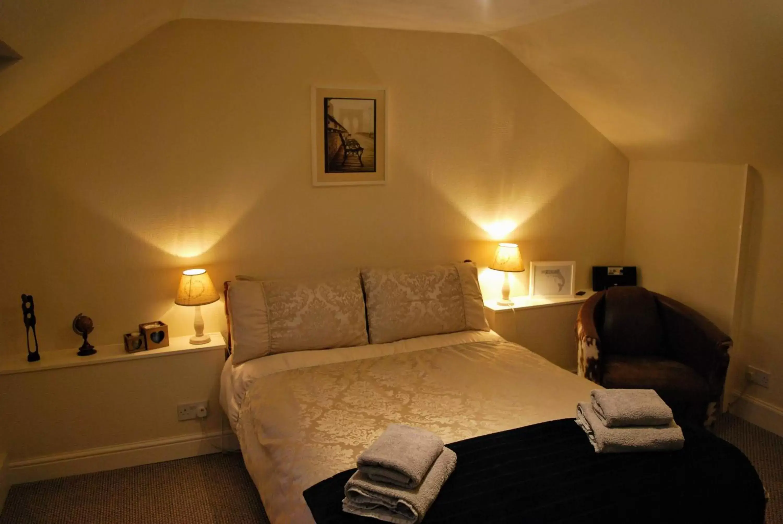 Photo of the whole room, Bed in Doric House