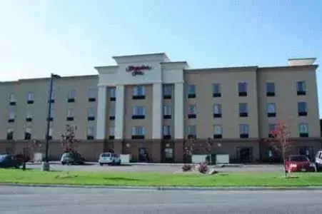 Property Building in Hampton Inn Macomb