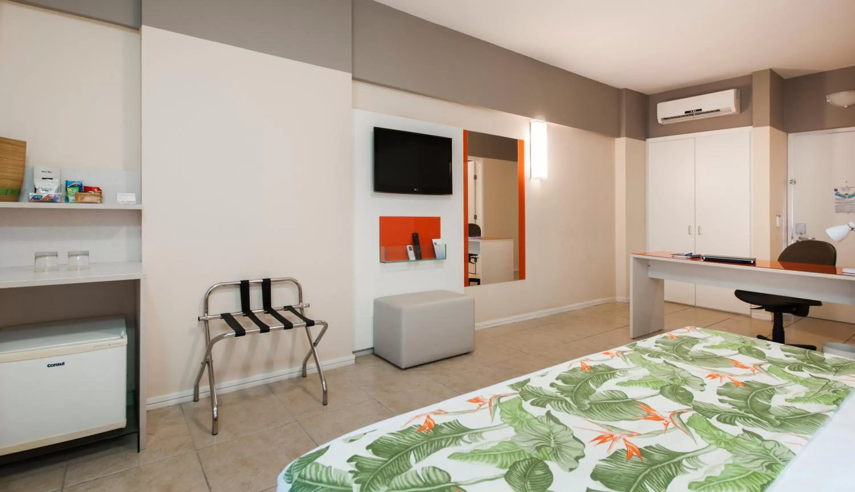 Bed, TV/Entertainment Center in Comfort Hotel Fortaleza