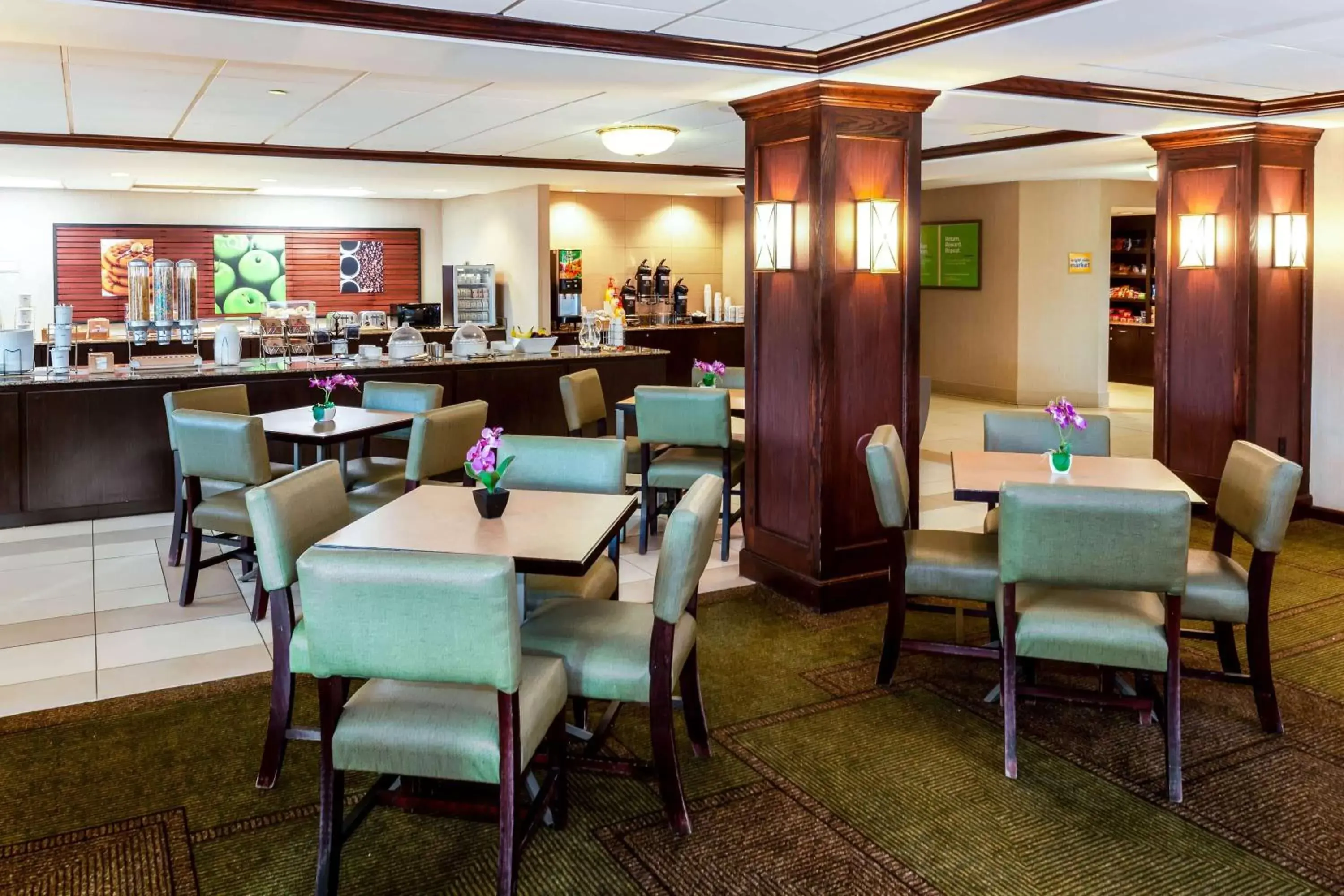 Restaurant/Places to Eat in La Quinta by Wyndham Milwaukee Bayshore Area