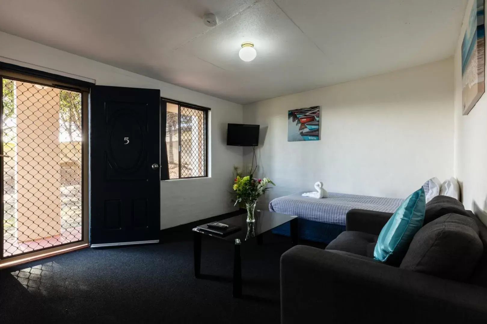 Photo of the whole room, Seating Area in Sails Geraldton Accommodation