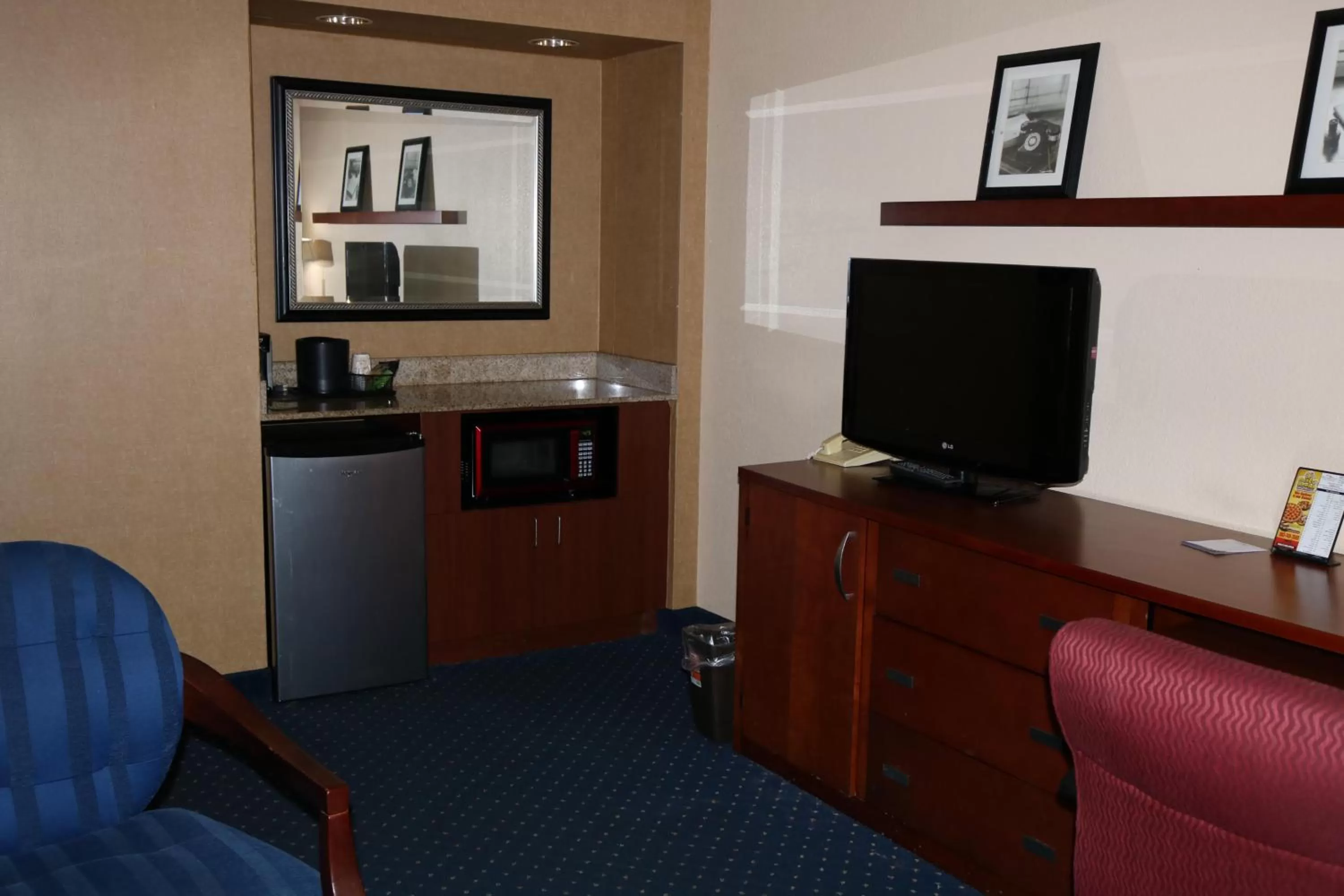 Living room in Baymont by Wyndham Columbia Northwest