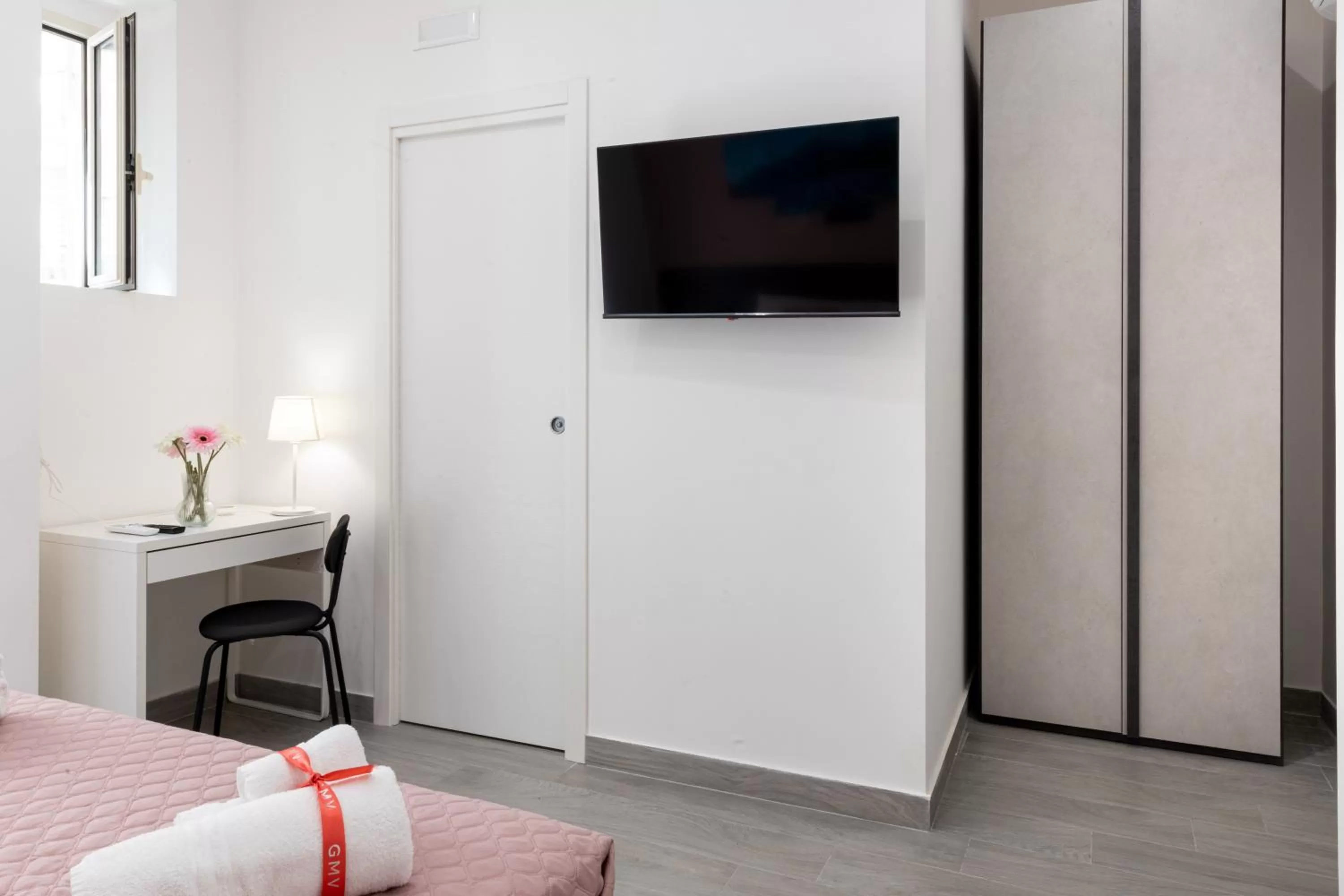 TV/Entertainment Center in Partenope Guest House