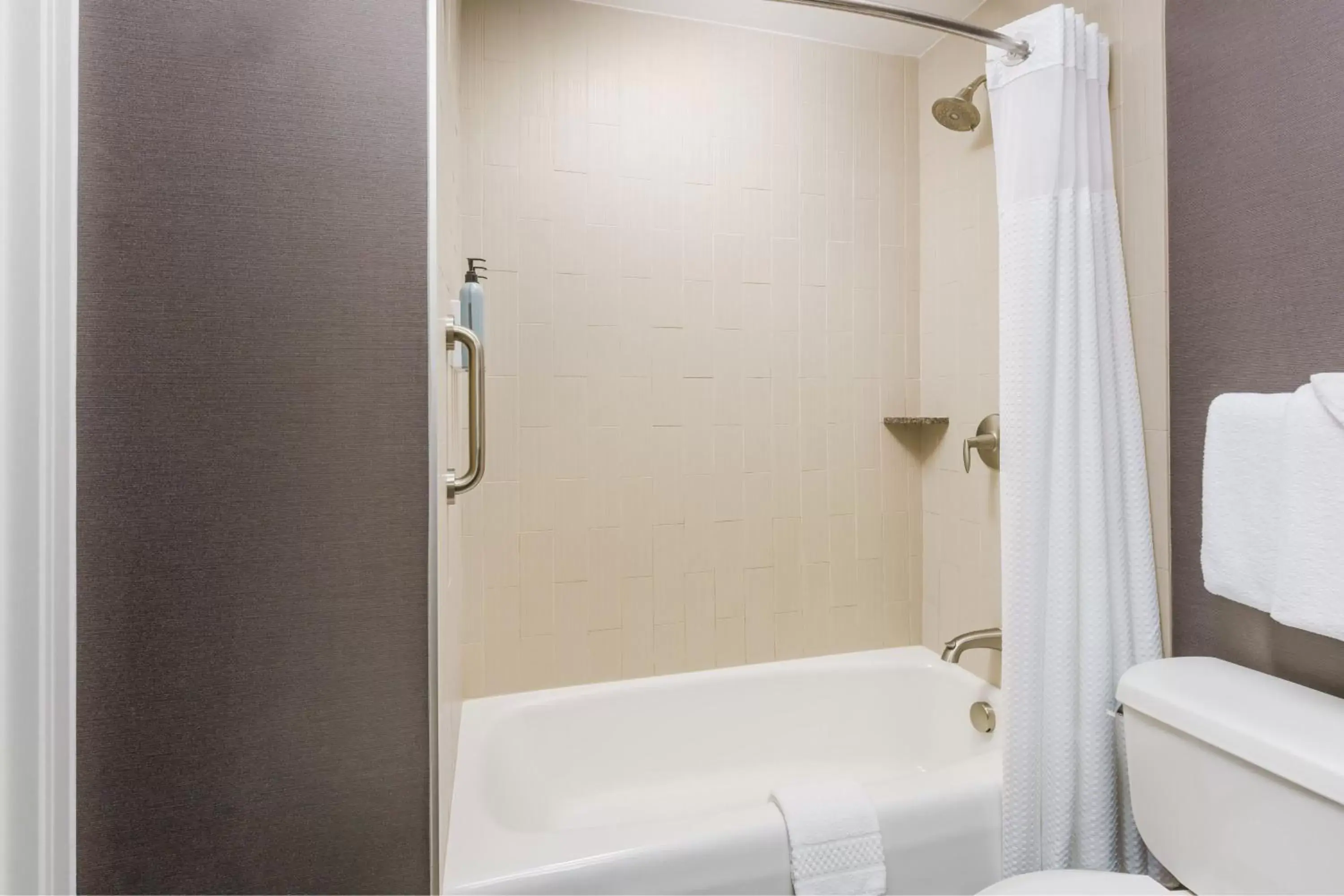 Bathroom in Courtyard by Marriott Los Angeles Woodland Hills