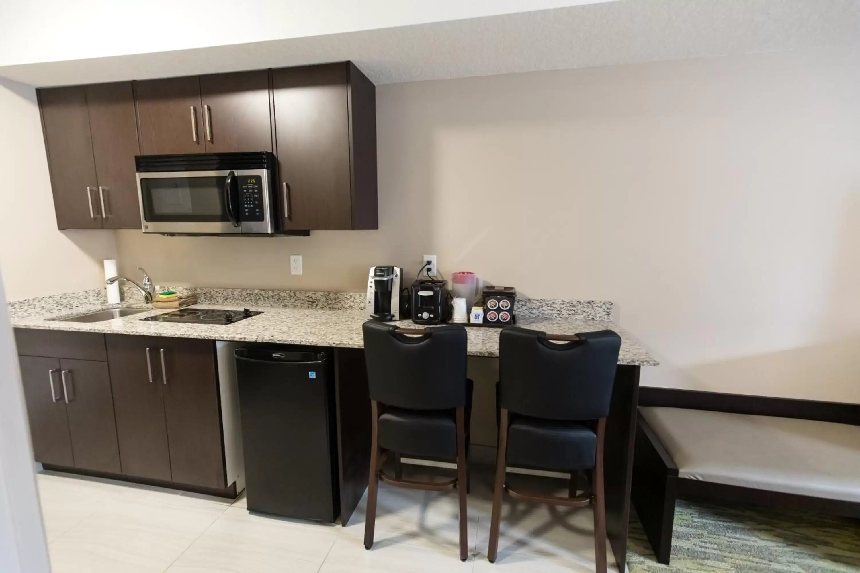 Kitchen or kitchenette, Kitchen/Kitchenette in Super 8 by Wyndham Canmore