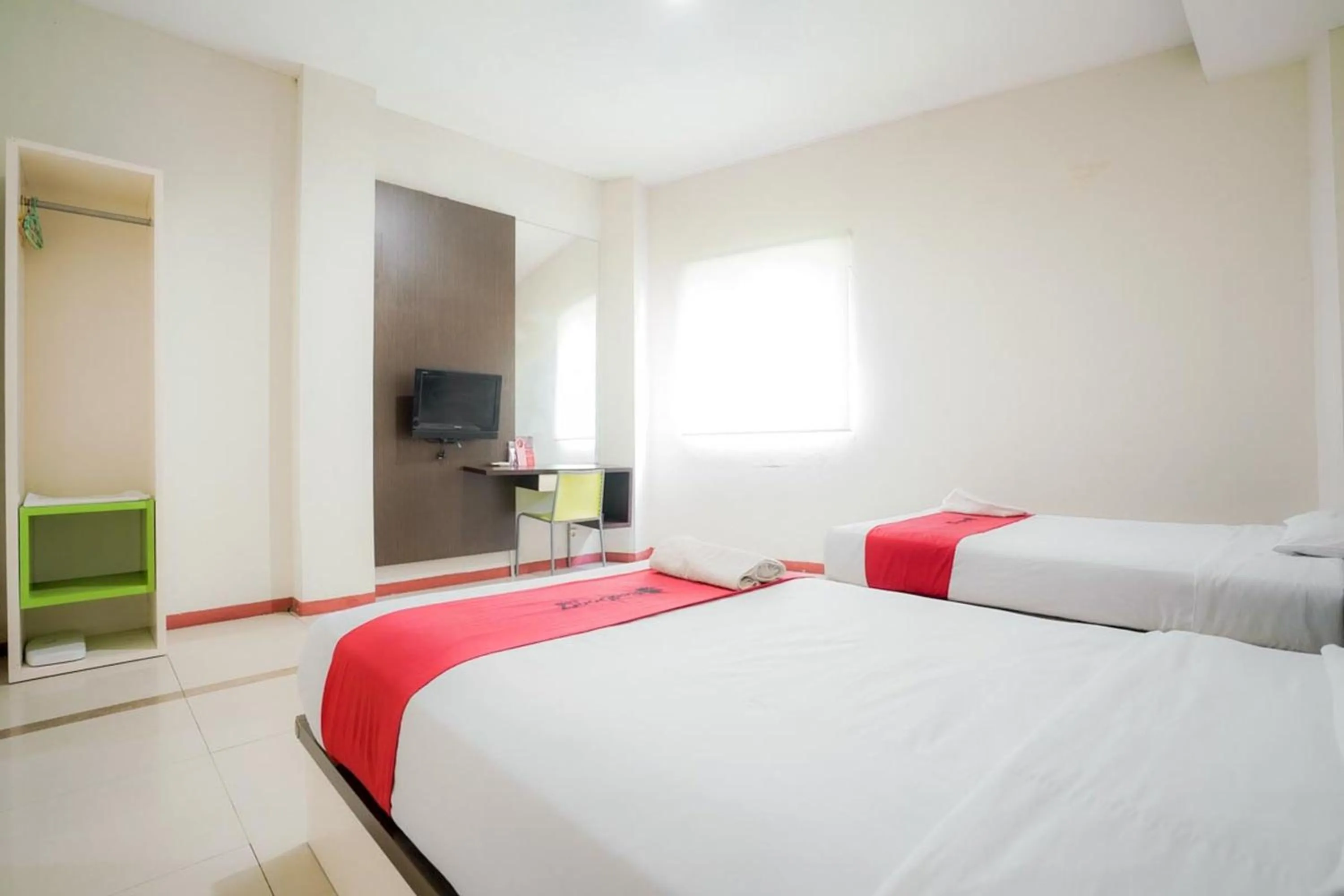 Bedroom, Bed in RedDoorz near Pantai Pede