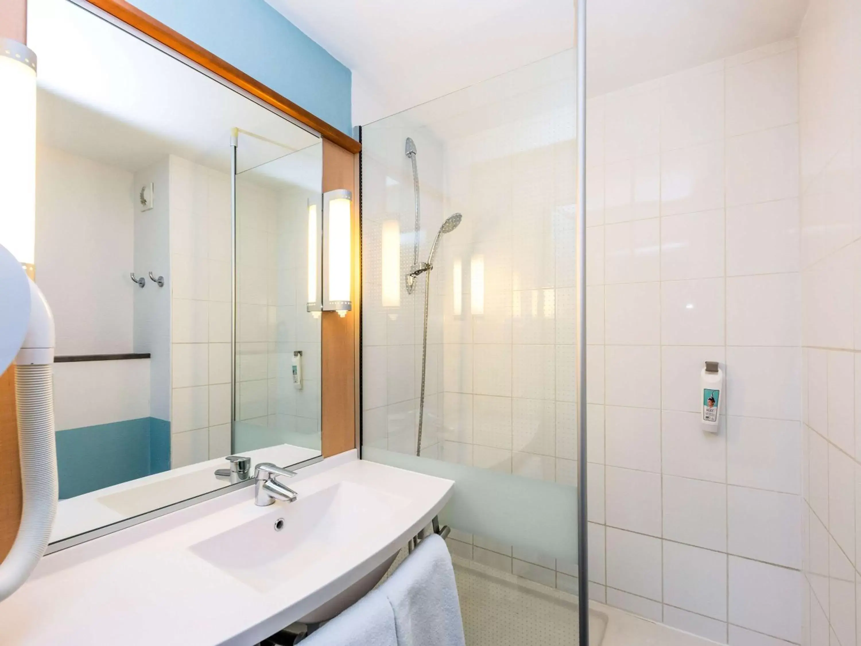 Shower, Bathroom in ibis Sisteron