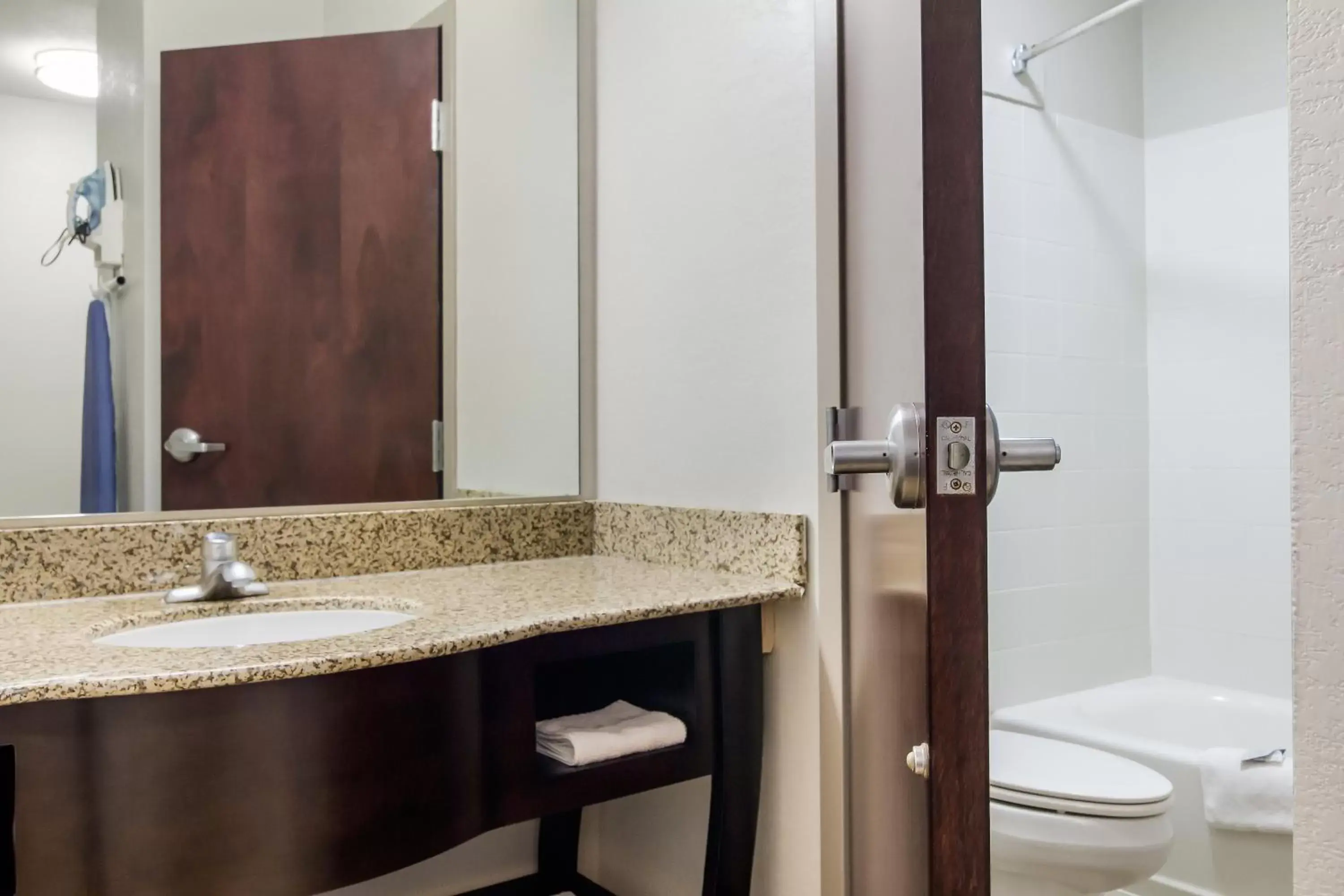 Bathroom in Red Roof Inn Darien - I-95 North Brunswick