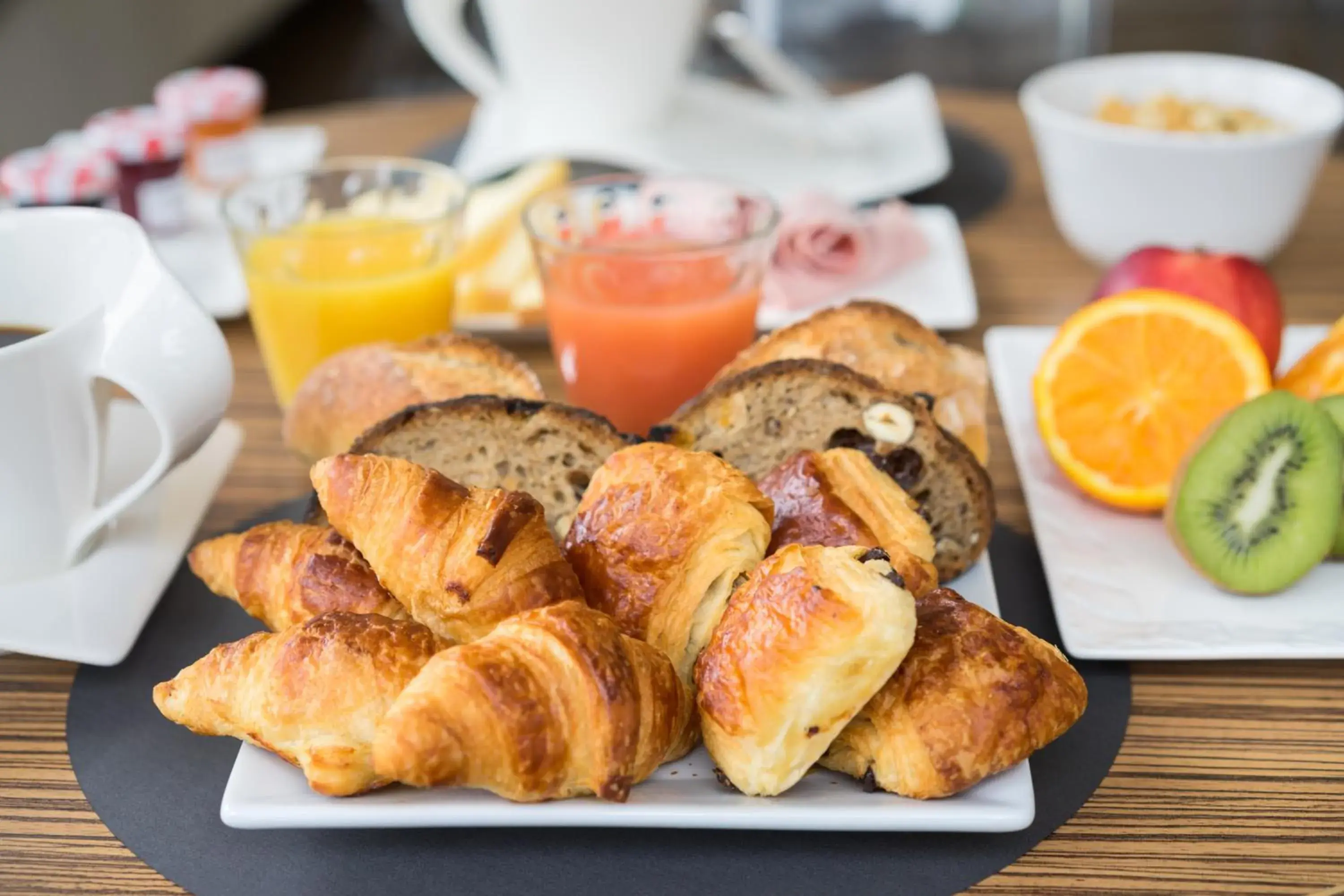 Continental breakfast in The Originals City, Hotel Napoleon, La Roche-sur-Yon (Inter-Hotel)