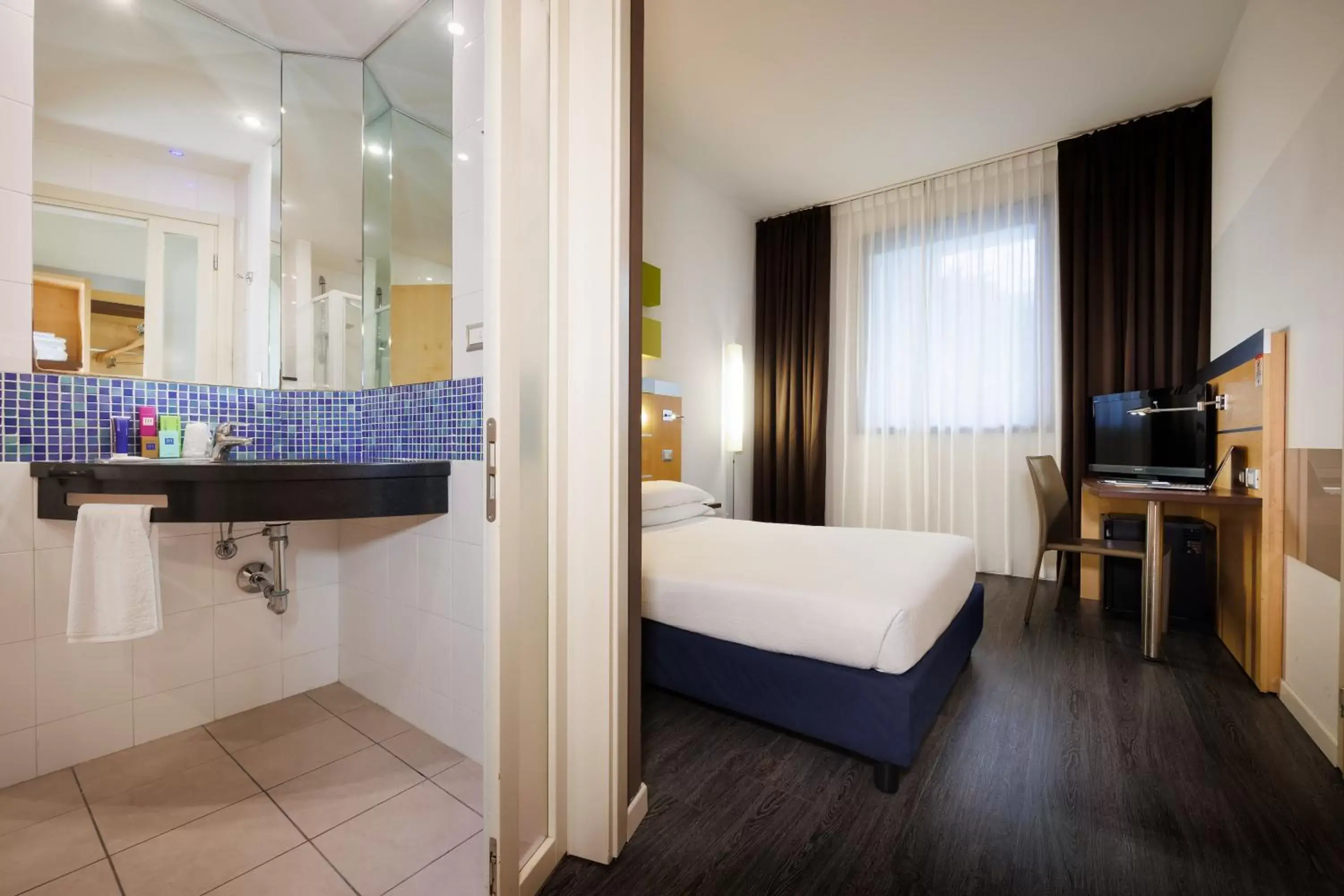 Bedroom, Bed in iH Hotels Milano Gioia