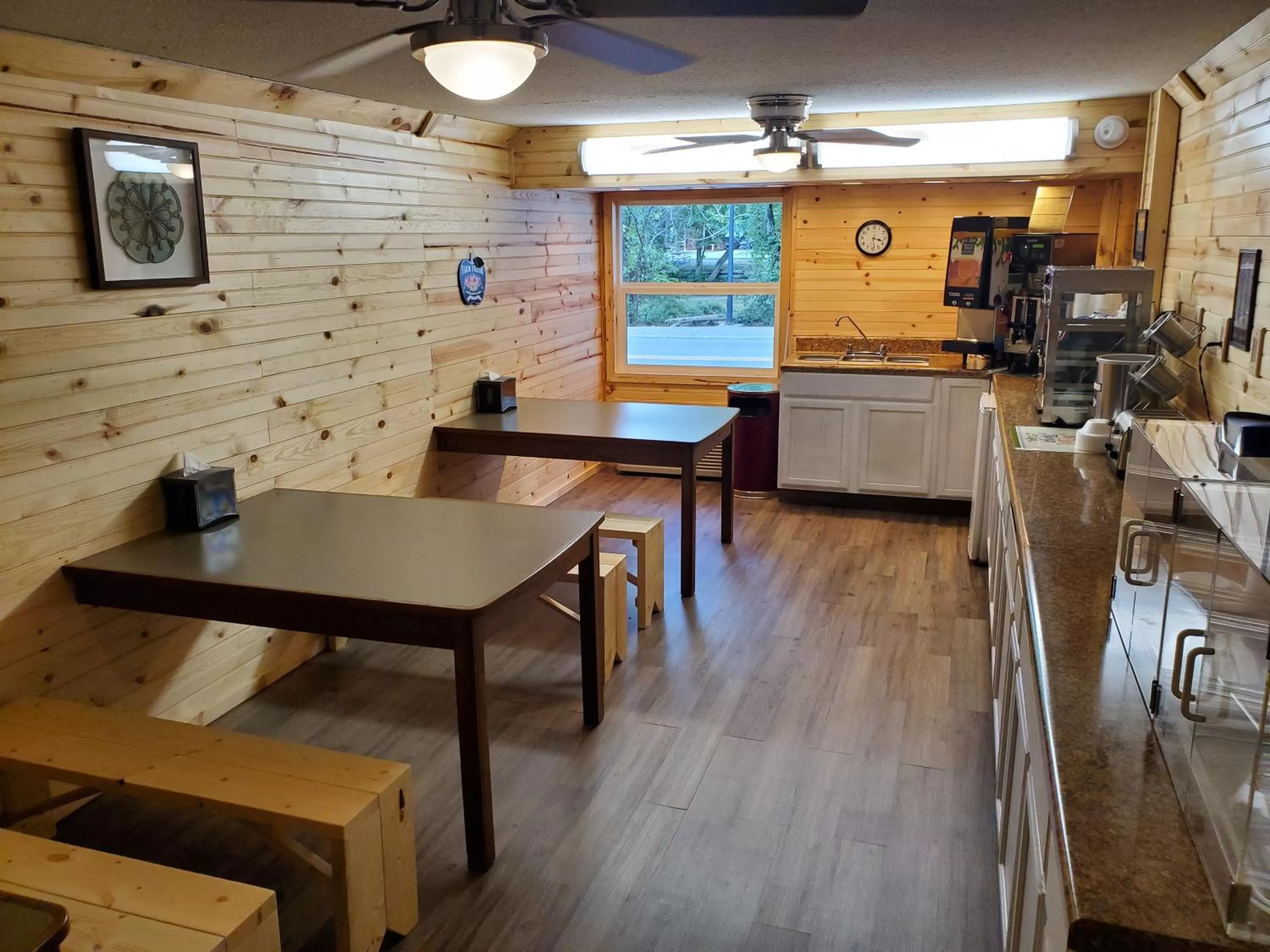 Continental breakfast, Dining Area in Colonial House Motel