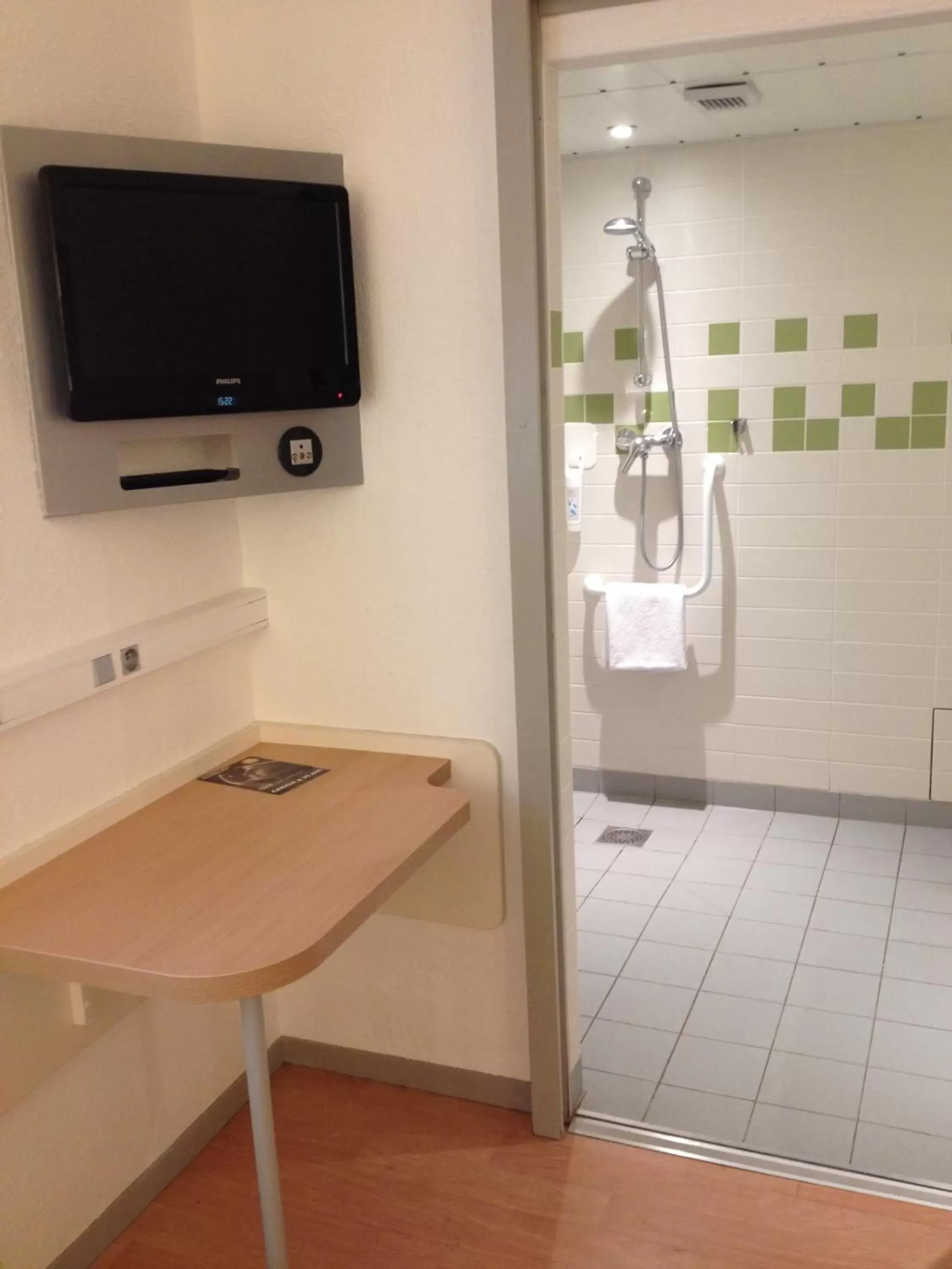 Staff, TV/Entertainment Center in ibis budget Saint-Quentin Centre Gare