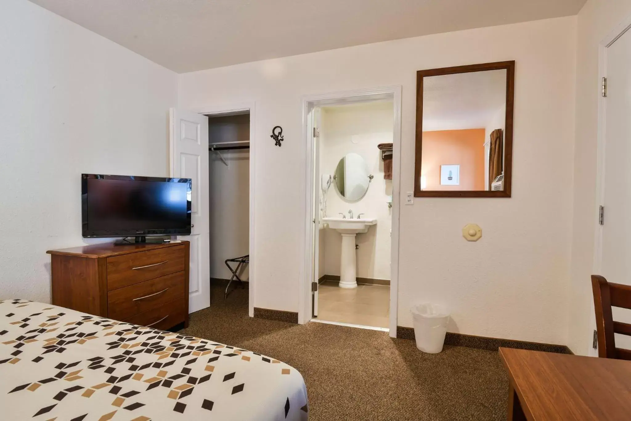 Bathroom, TV/Entertainment Center in Adventure Inn Moab