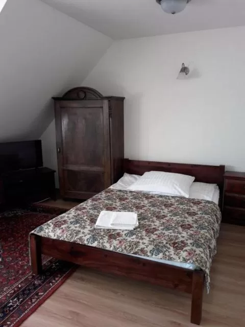 Bed in Gościniec Dworski w Ropie - Pokoje gościnne