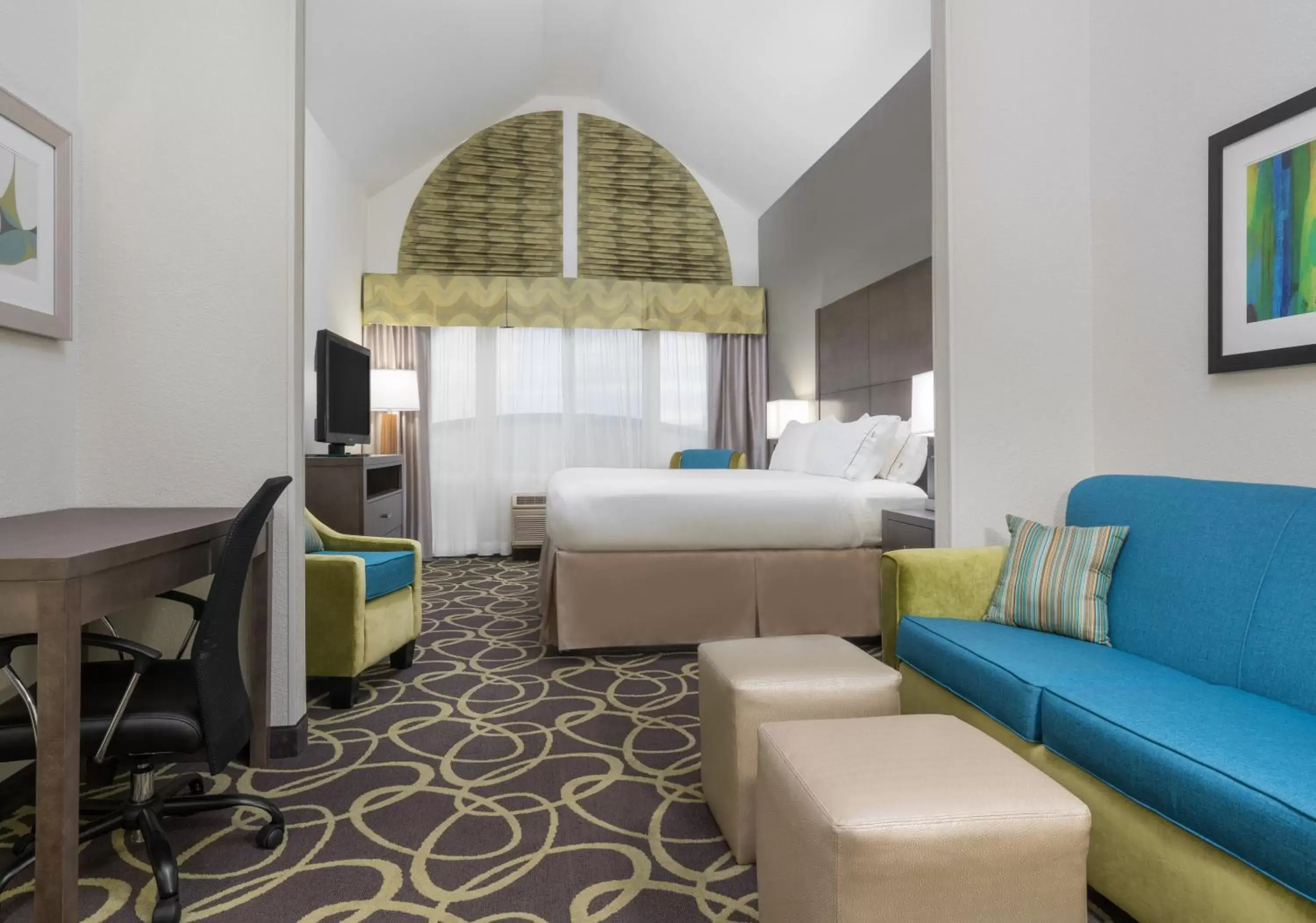 Bedroom, Seating Area in Holiday Inn Express Hotel & Suites Ames, an IHG Hotel