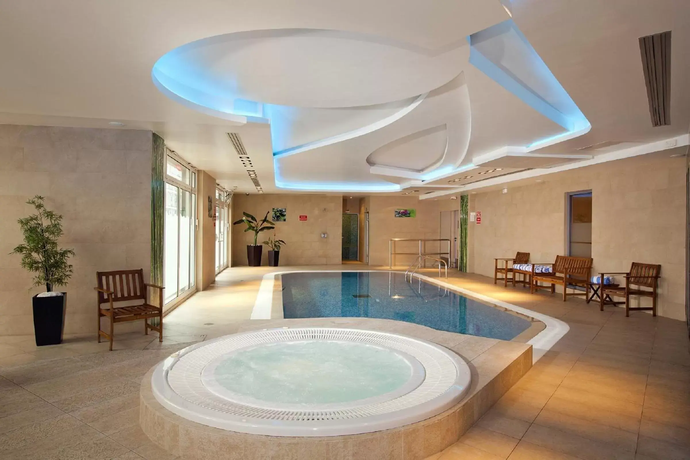Spa and wellness centre/facilities, Swimming Pool in Residhome Paris-Massy