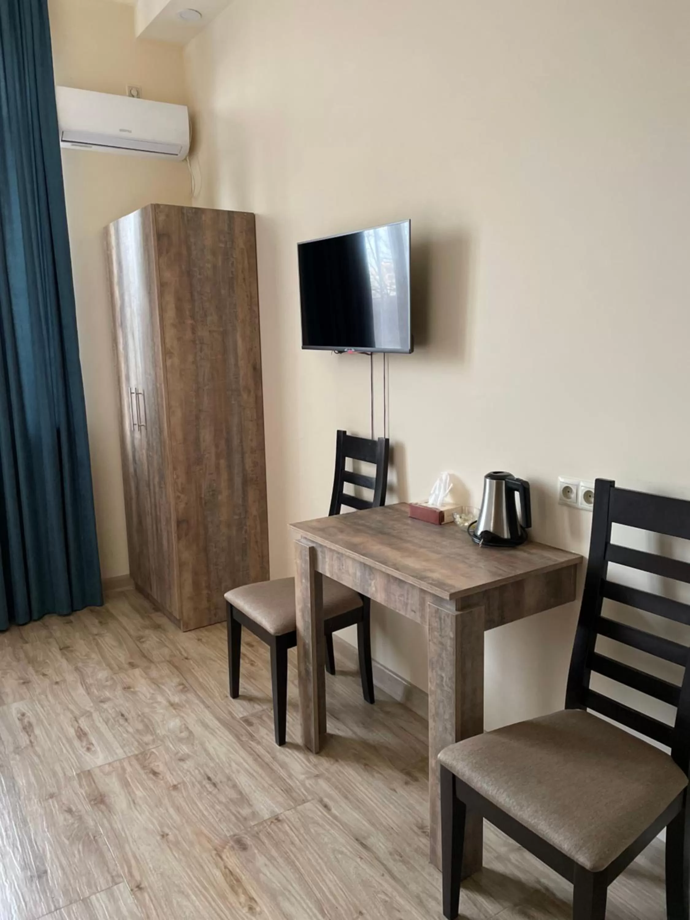 Dining area, TV/Entertainment Center in Glendale Boutique Hotel
