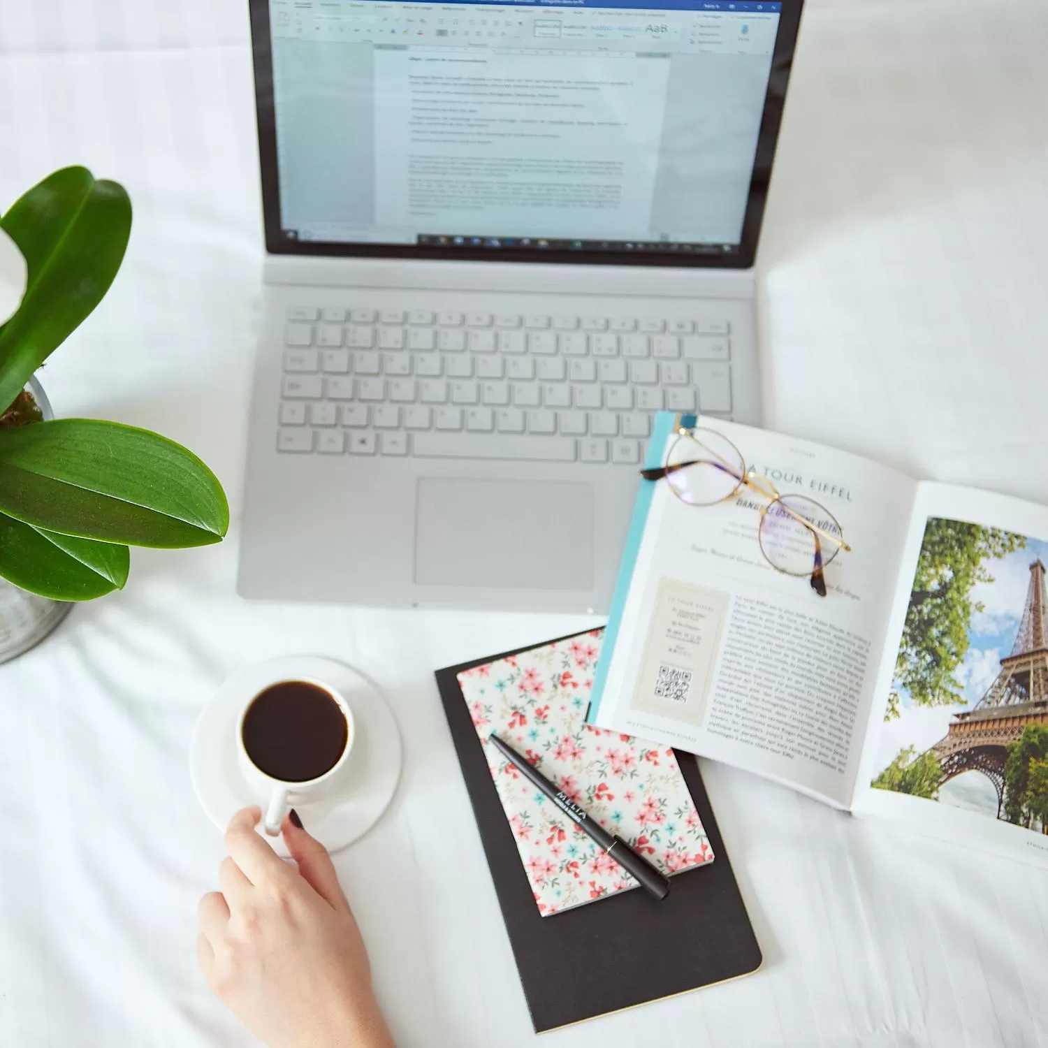Lounge or bar in Melia Paris Champs Elysées