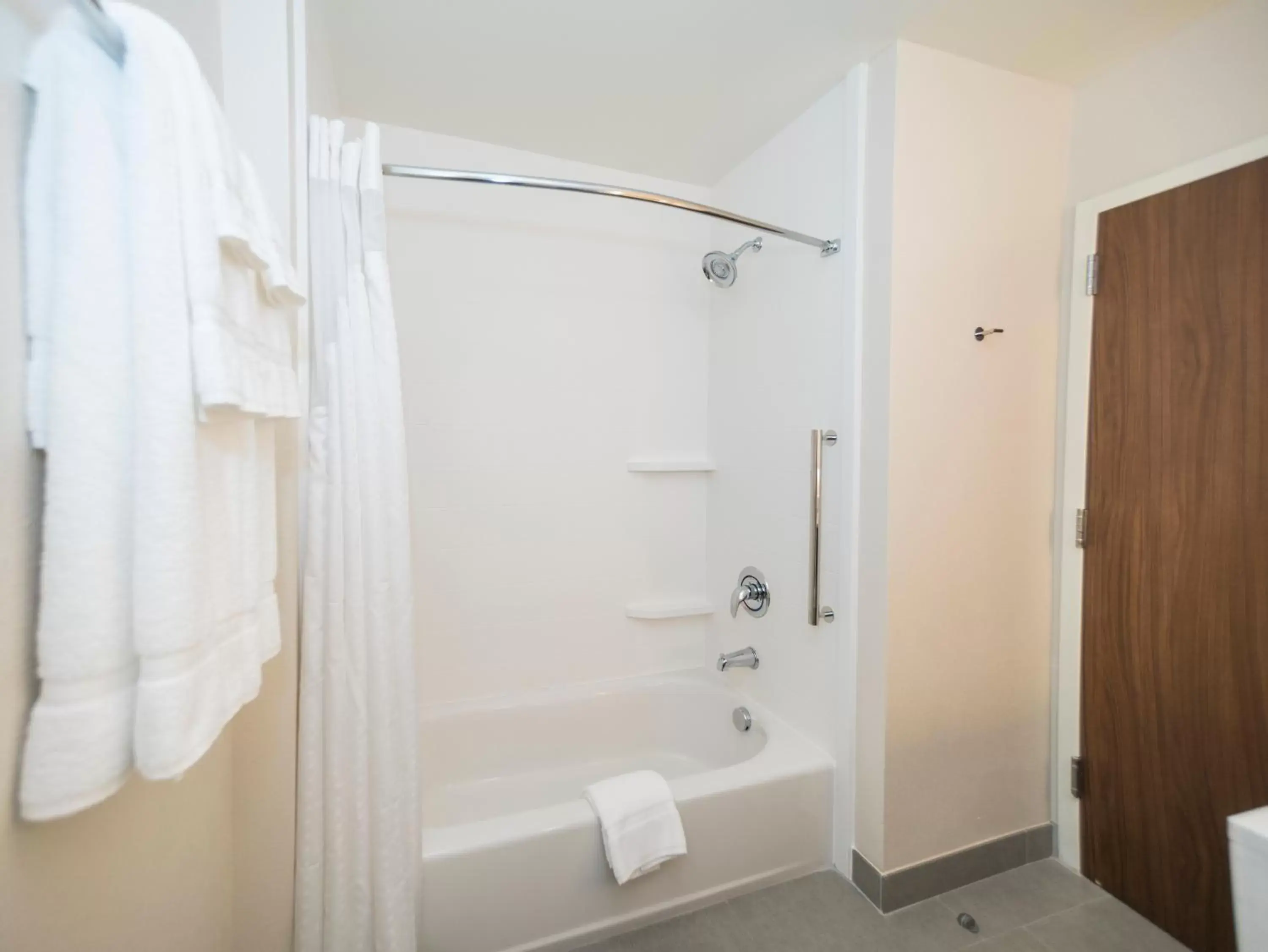 Bathroom in Holiday Inn Express & Suites - Southaven Central - Memphis, an IHG Hotel