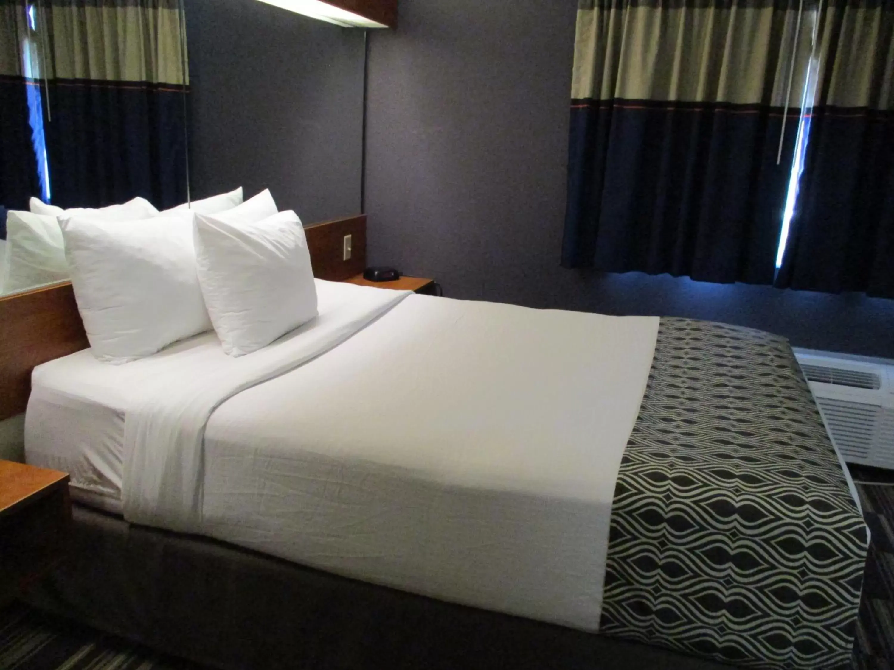 Bed in Microtel Inn and Suites - Inver Grove Heights