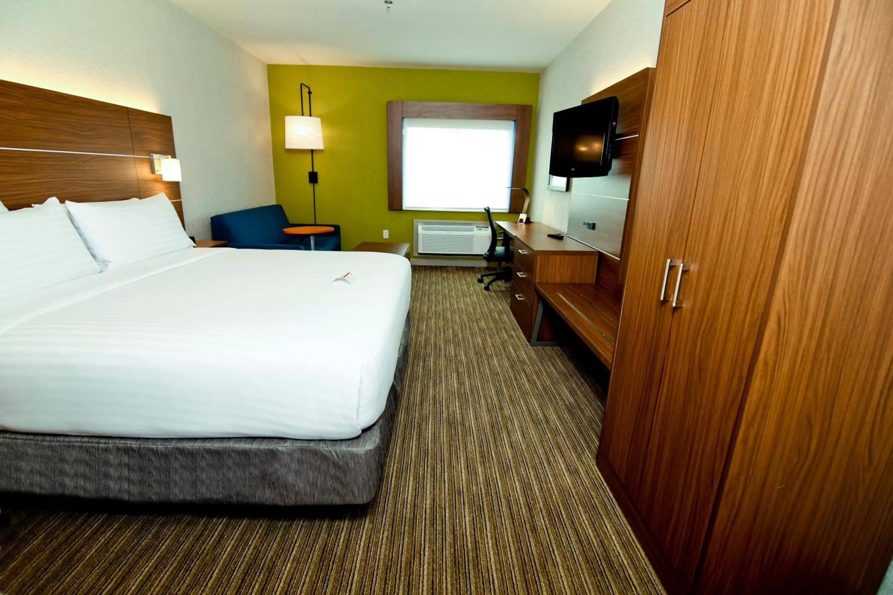 Photo of the whole room, Bed in Holiday Inn Express Hotel & Suites Port Clinton-Catawba Island by IHG