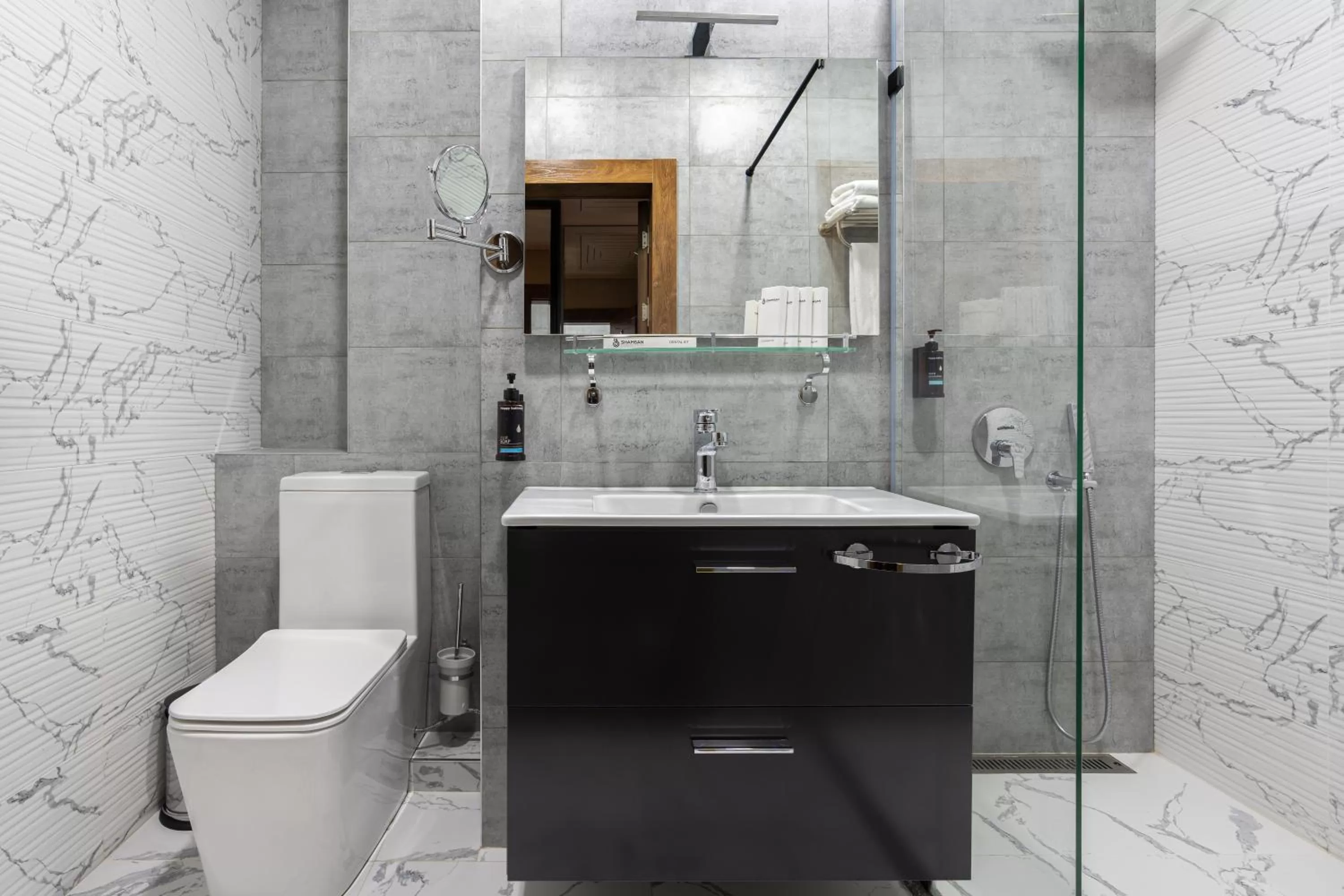 Shower in Shamsan Airport Hotel