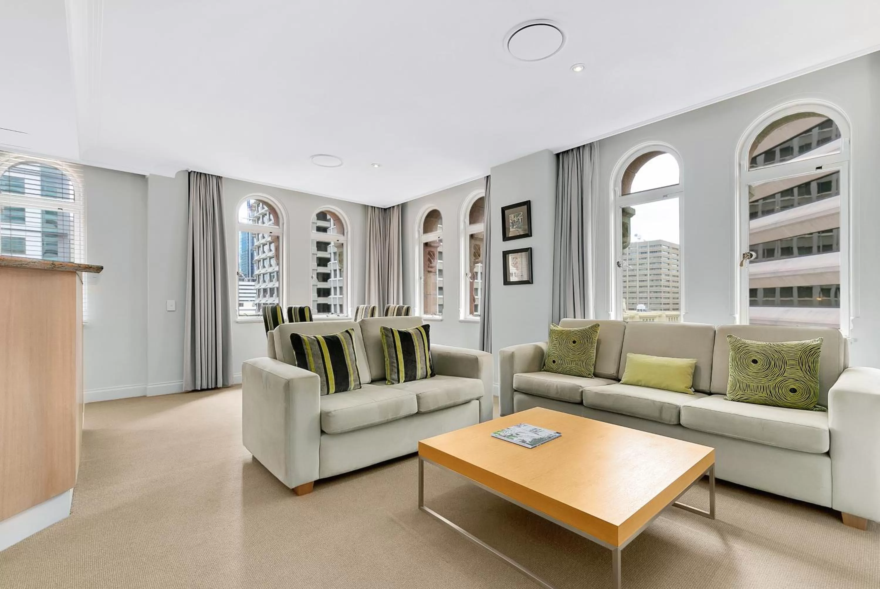 Living room in Manor Apartment Hotel