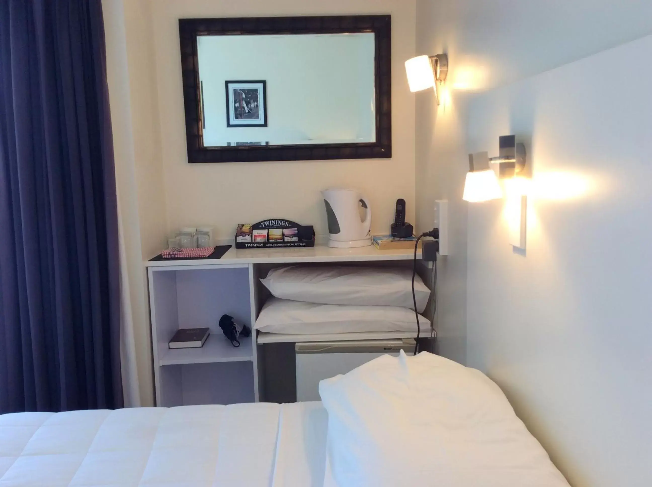 Coffee/tea facilities, Bed in Fiordland Hotel Coffee/tea facilities, Bed in Fiordland Hotel