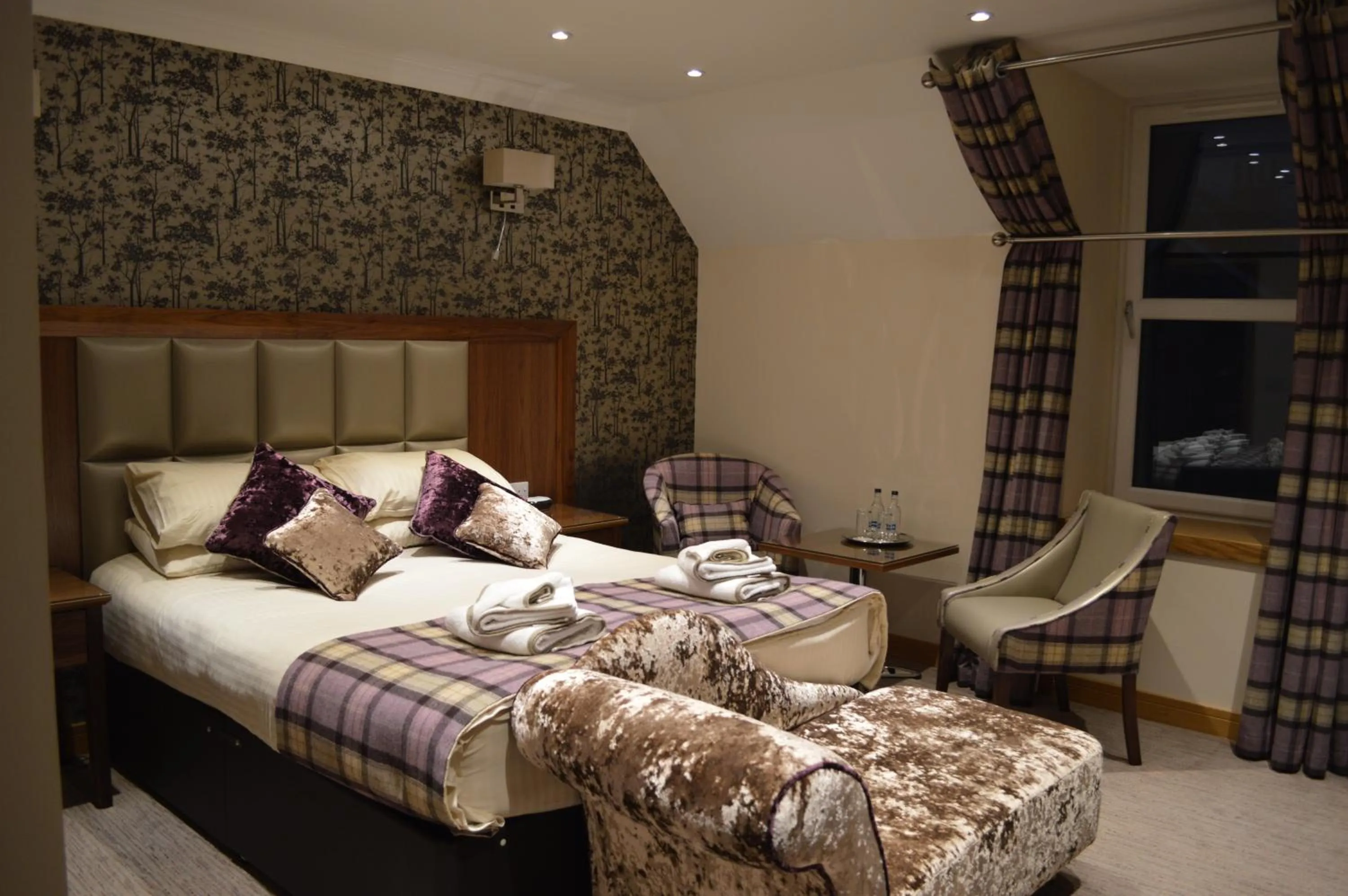 Photo of the whole room, Bed in Cruachan Hotel