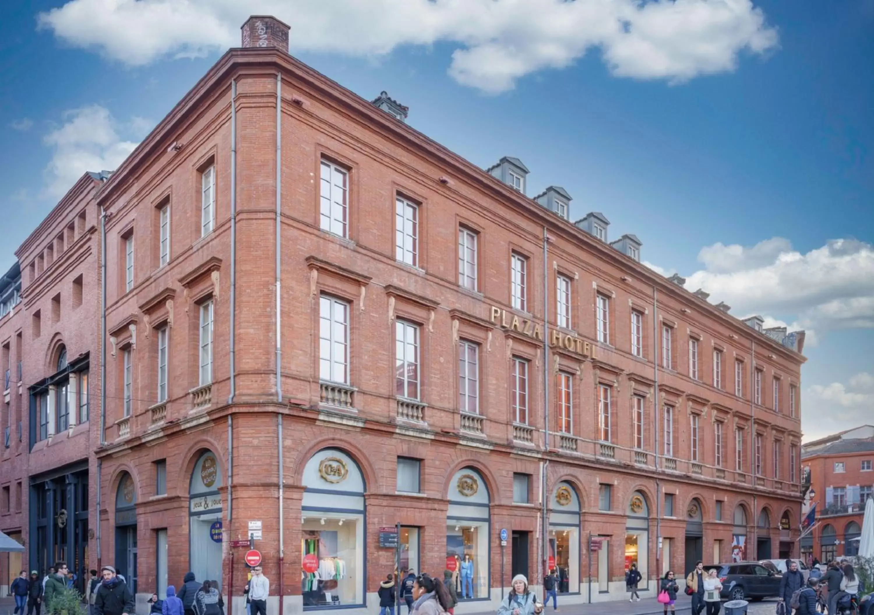 Bedroom, Property Building in Plaza Hotel Capitole Toulouse - Anciennement-formerly CROWNE PLAZA