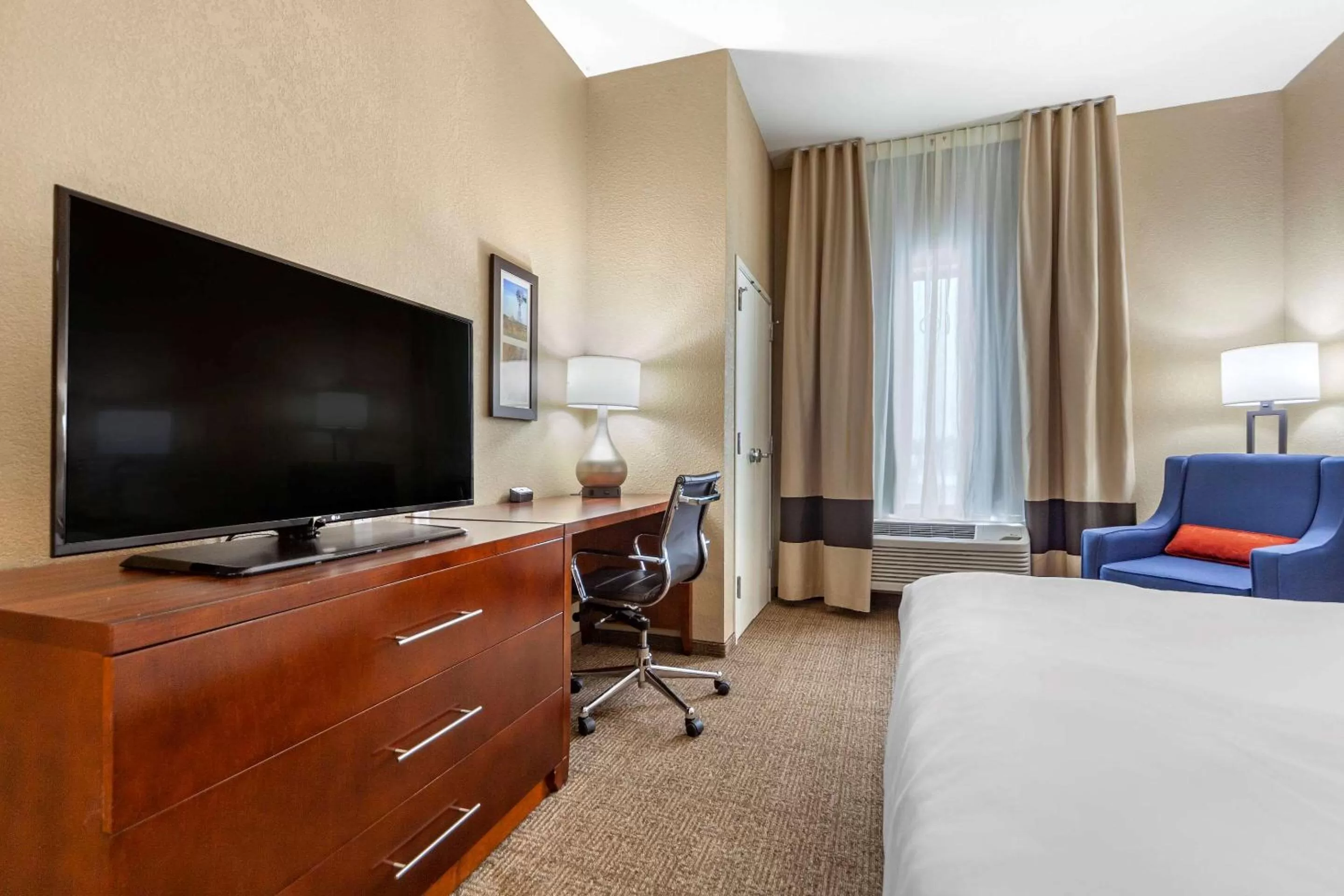 Photo of the whole room, Bed in Comfort Inn & Suites Sidney I-80