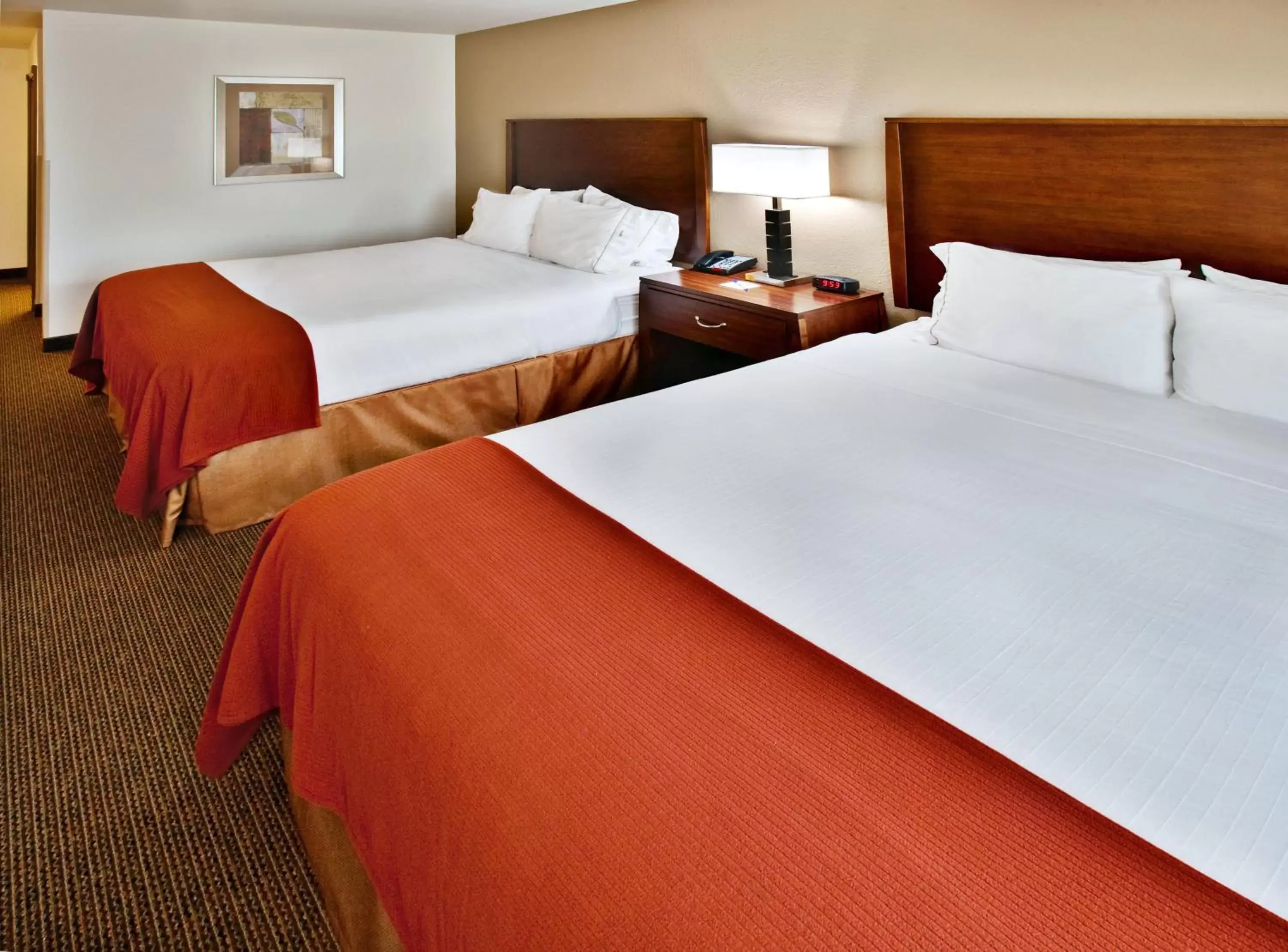Photo of the whole room, Bed in Holiday Inn Express Hotel & Suites - Dubuque West, an IHG Hotel