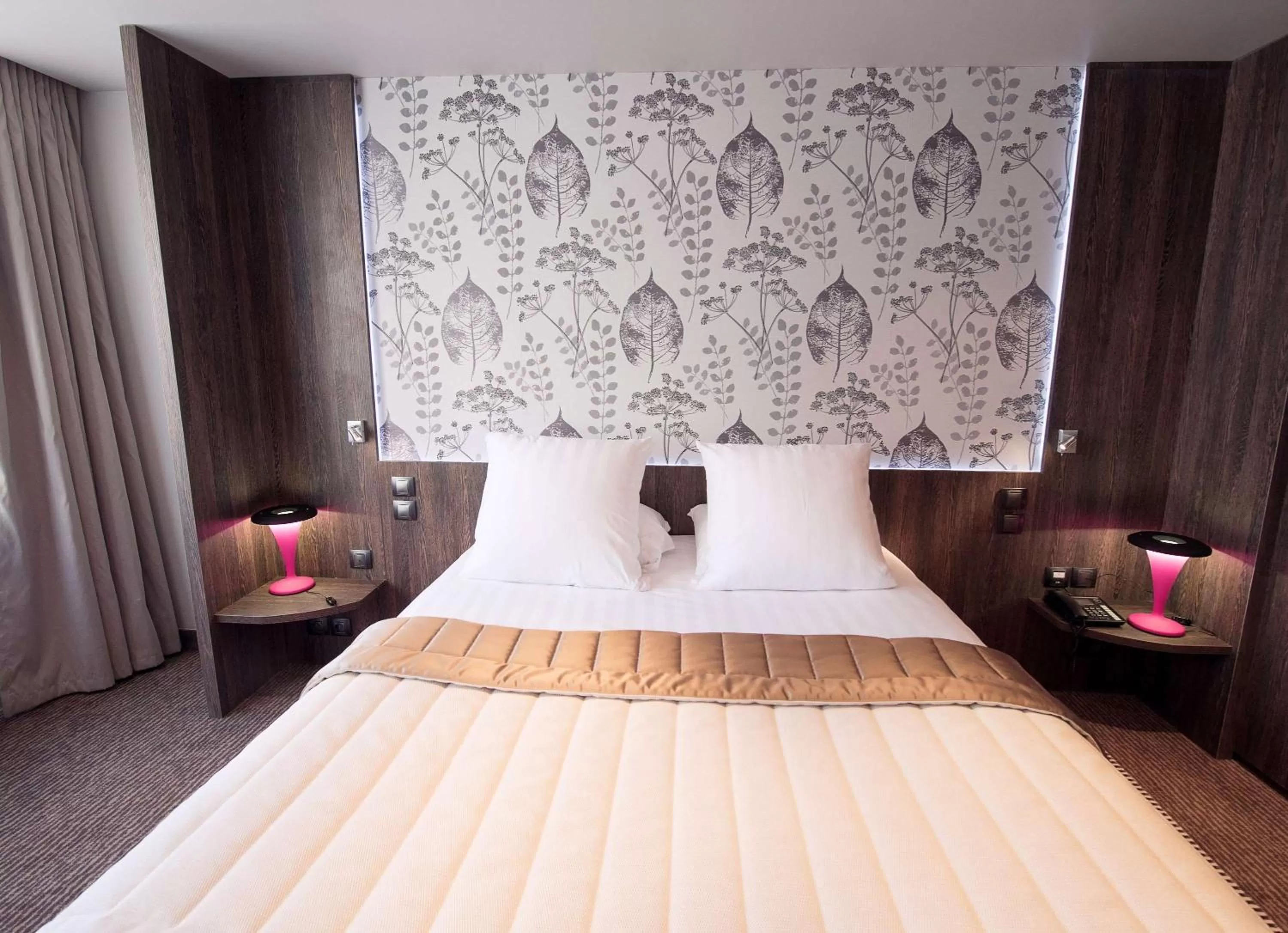 Bed in Best Western Premier Le Patio des Artistes Wellness Jacuzzi