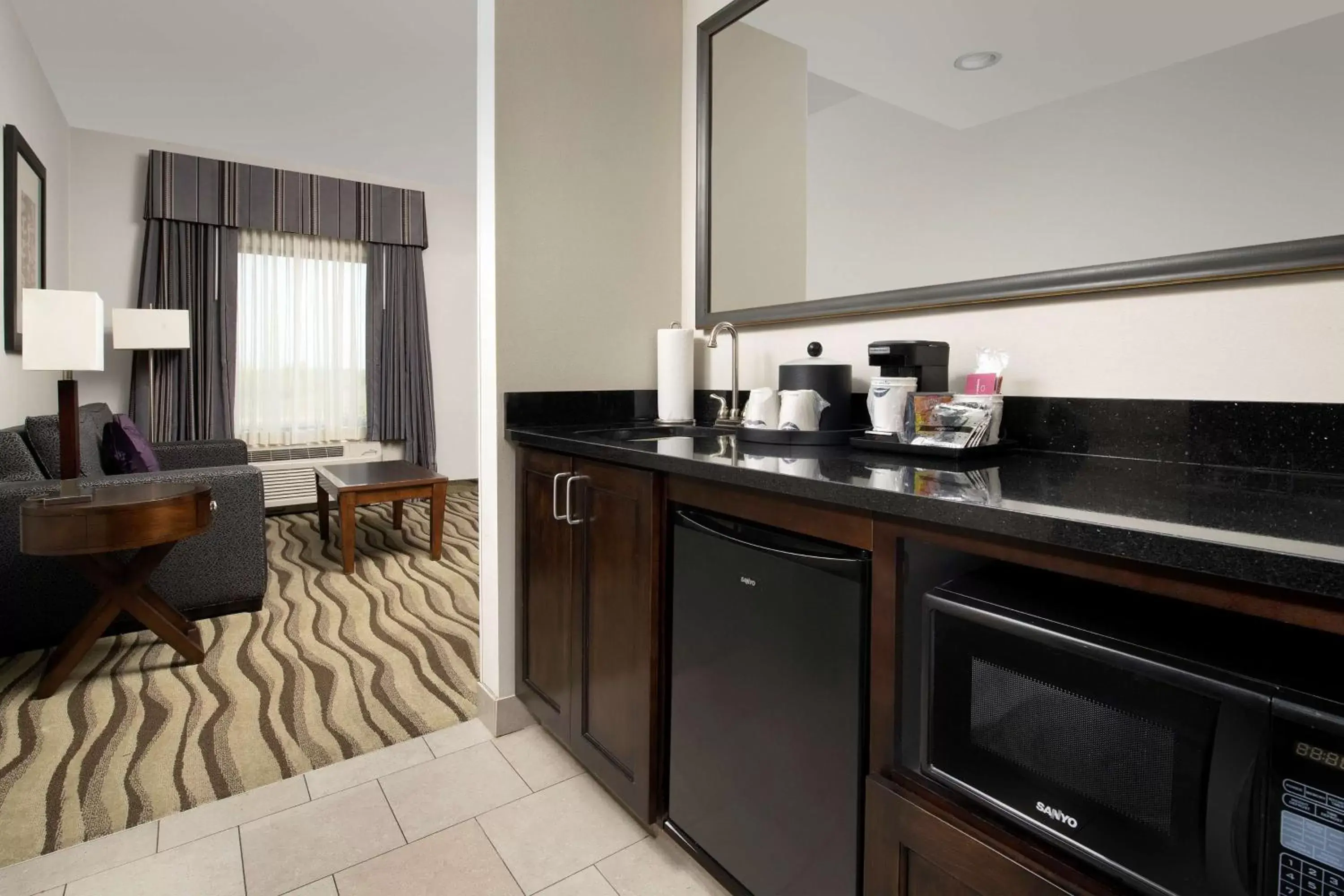 Bedroom, Kitchen/Kitchenette in Hampton Inn & Suites Tupelo/Barnes Crossing